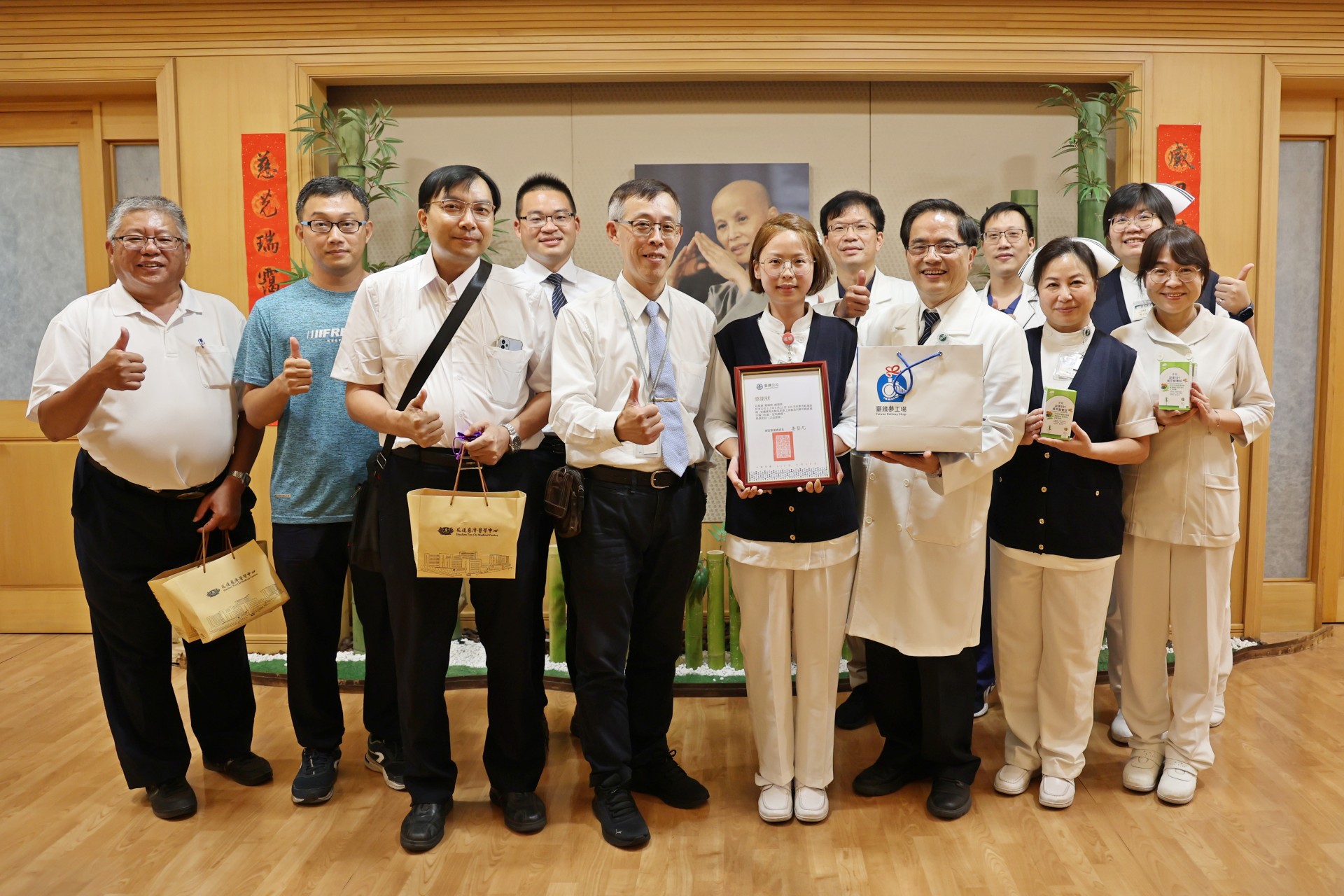 東區營運處副處長兼任花蓮運務段段長許民杰(左五)，9月23日下午與吳陳述平主任(左一)、陳俊良(左三)等人到花蓮慈院道感恩。