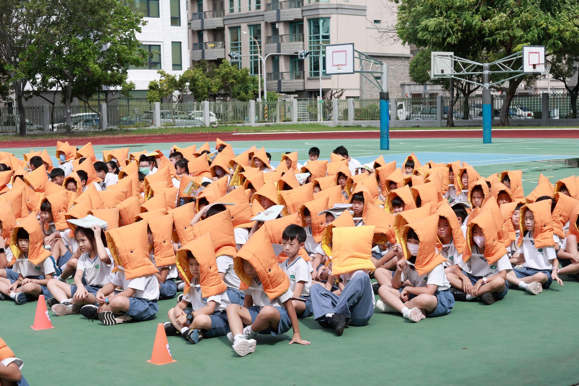 多一分準備,少一分傷害,學生透過演練落實校園安全。