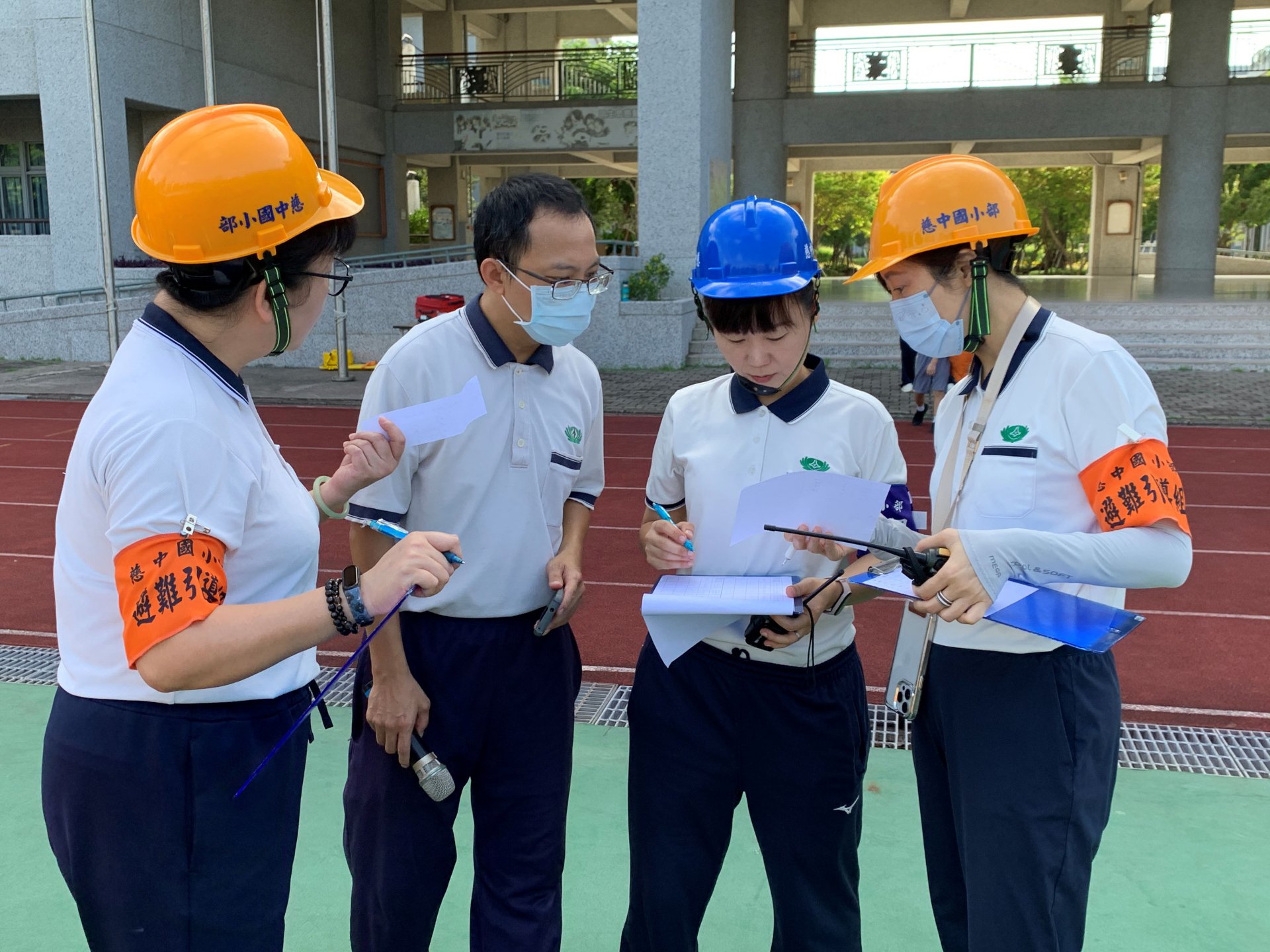 全校六百餘名師生在短時間內完成避難、疏散及救護,展現出校園內有序的應對能力。