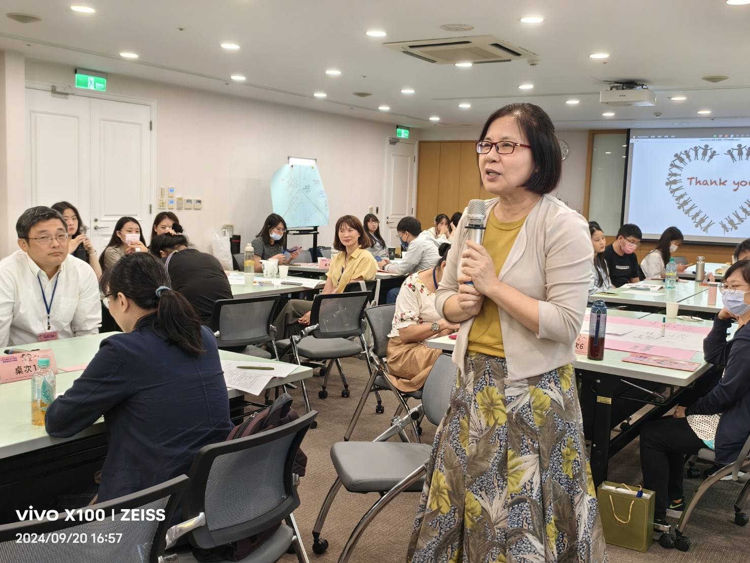 上午在立法院的衛生福利部保護服務司司長張秀鴛,下午趕回會場主持全國性兒少保護跨網絡共識營。