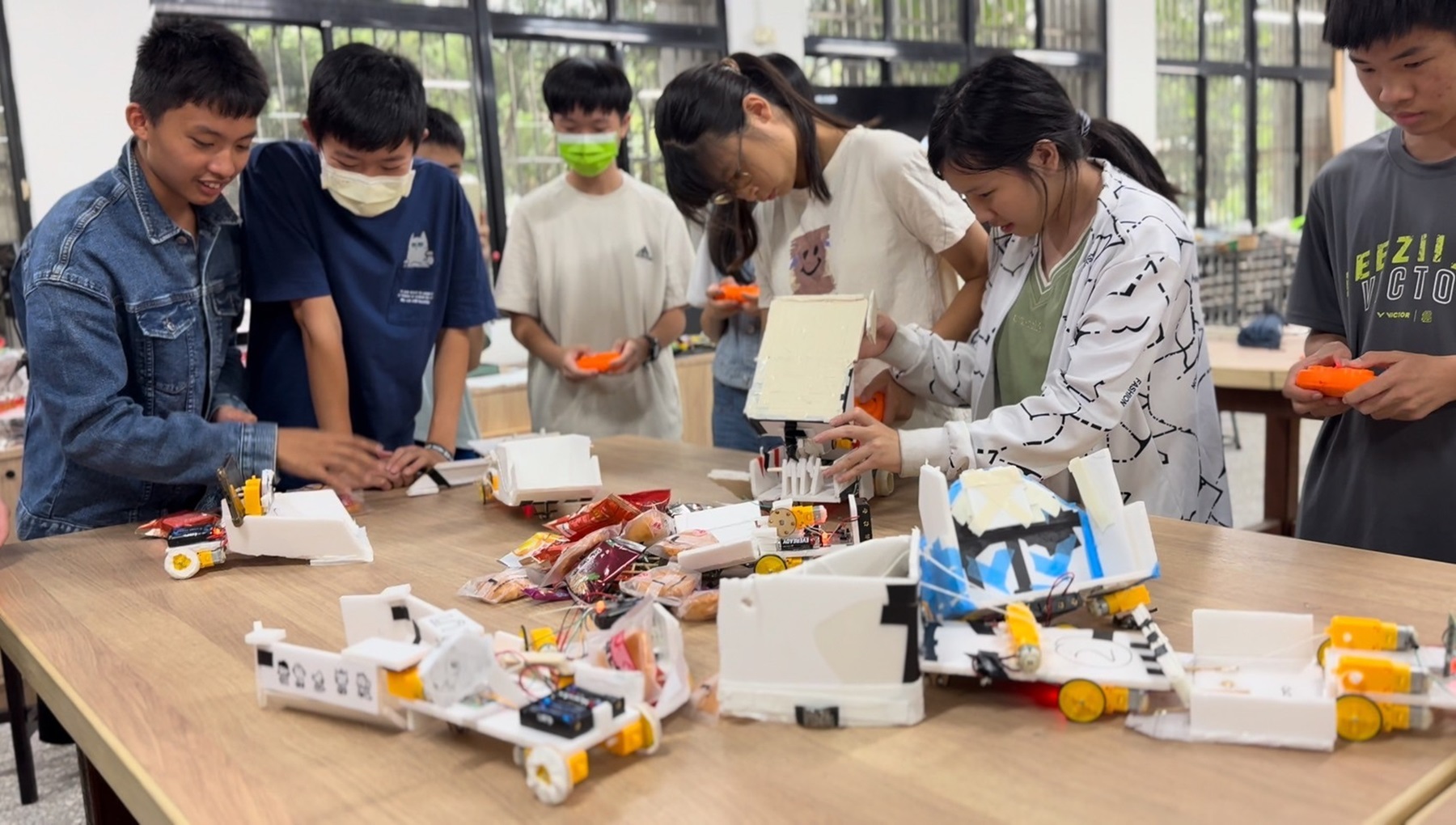 學生於「火星車影像辨識」課程,打造屬於自己的火星車