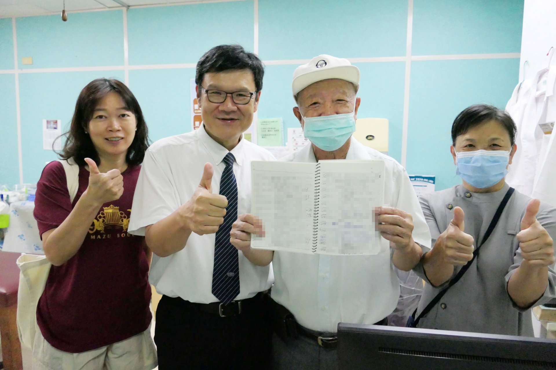林英龍醫師在他的筆記本上面還記載著毒蛇咬傷、虎頭蜂螫傷、收成筍子手部割傷、釣魚遊客被魚鉤鉤傷、被狗咬傷⋯車禍意外、感冒發燒症狀、確診個案⋯…內科、外科全部包辦。