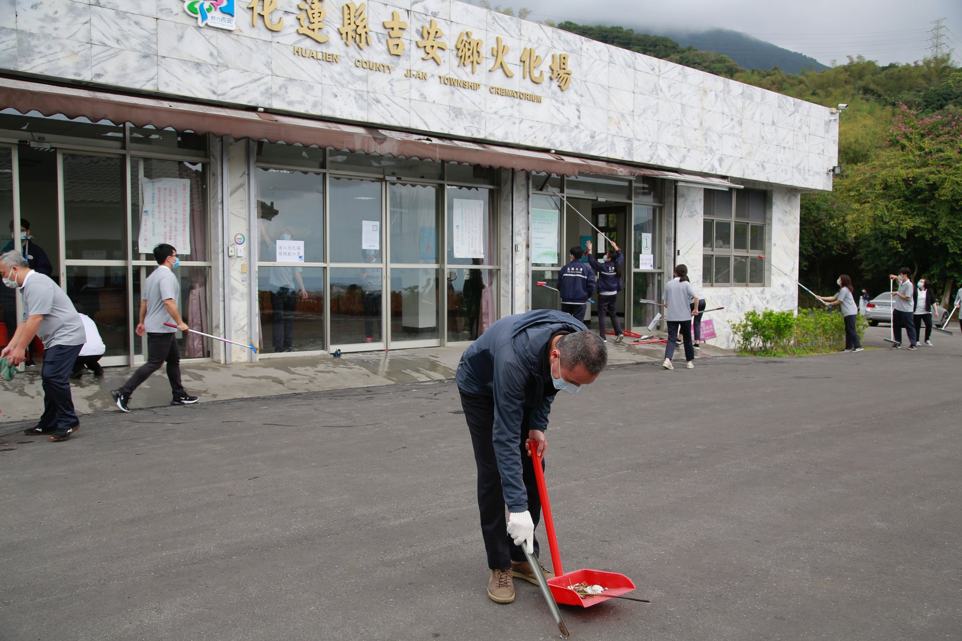 在為無語良師送靈前夕,與系上師生打掃火葬場等