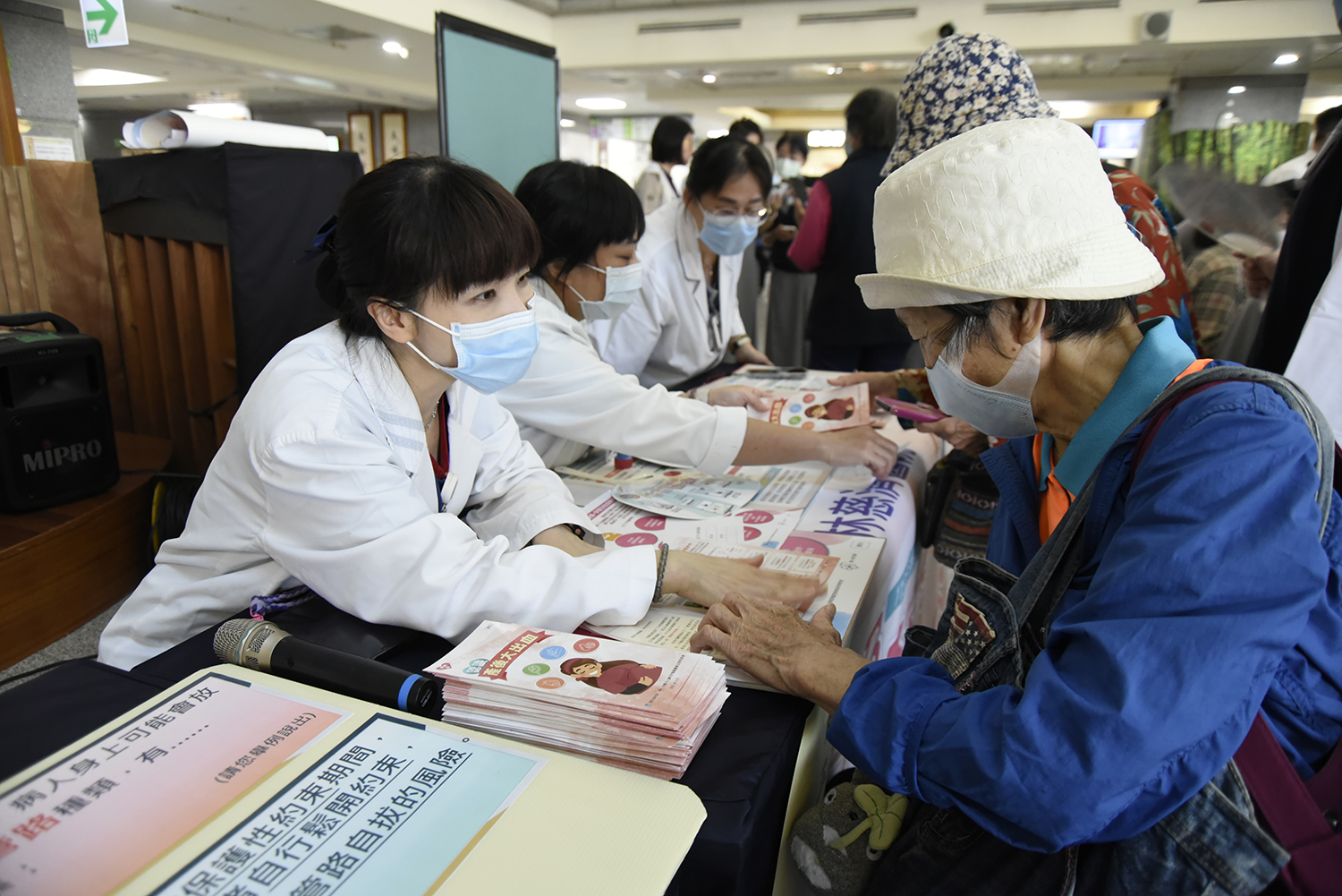 醫院在大廳設置遊戲闖關攤位,加強宣導對於妊娠、分娩與產後風險的辨識。