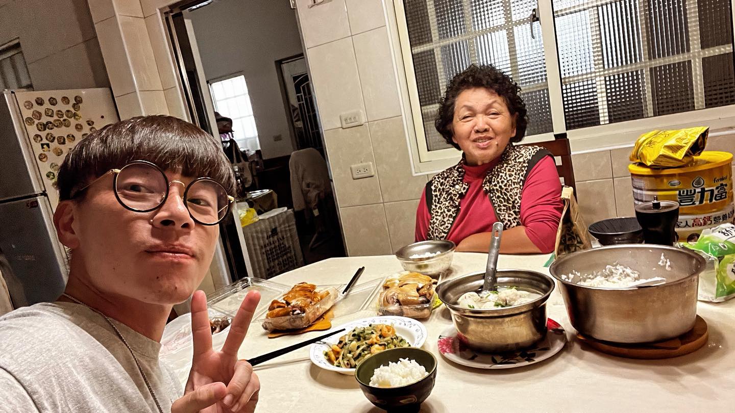 大愛劇《在光裏的人》游小白下戲後不住旅館,住在大埔阿媽家(游小白臉書提供)