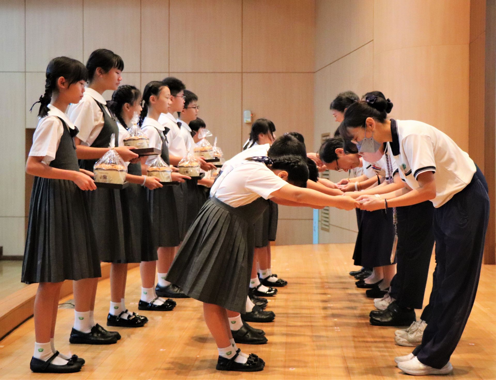 藉此活動,讓每位學生學會尊師重道、感恩與分享。