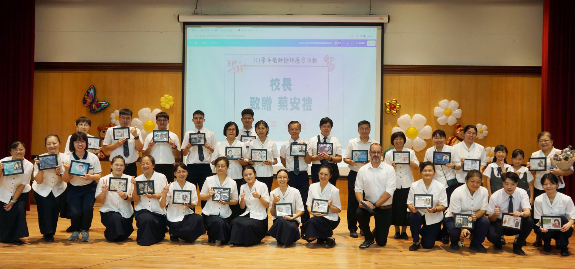 學生利用Ai科技軟體,設計出獨一無二且別具一格的教師節賀卡獻給老師。