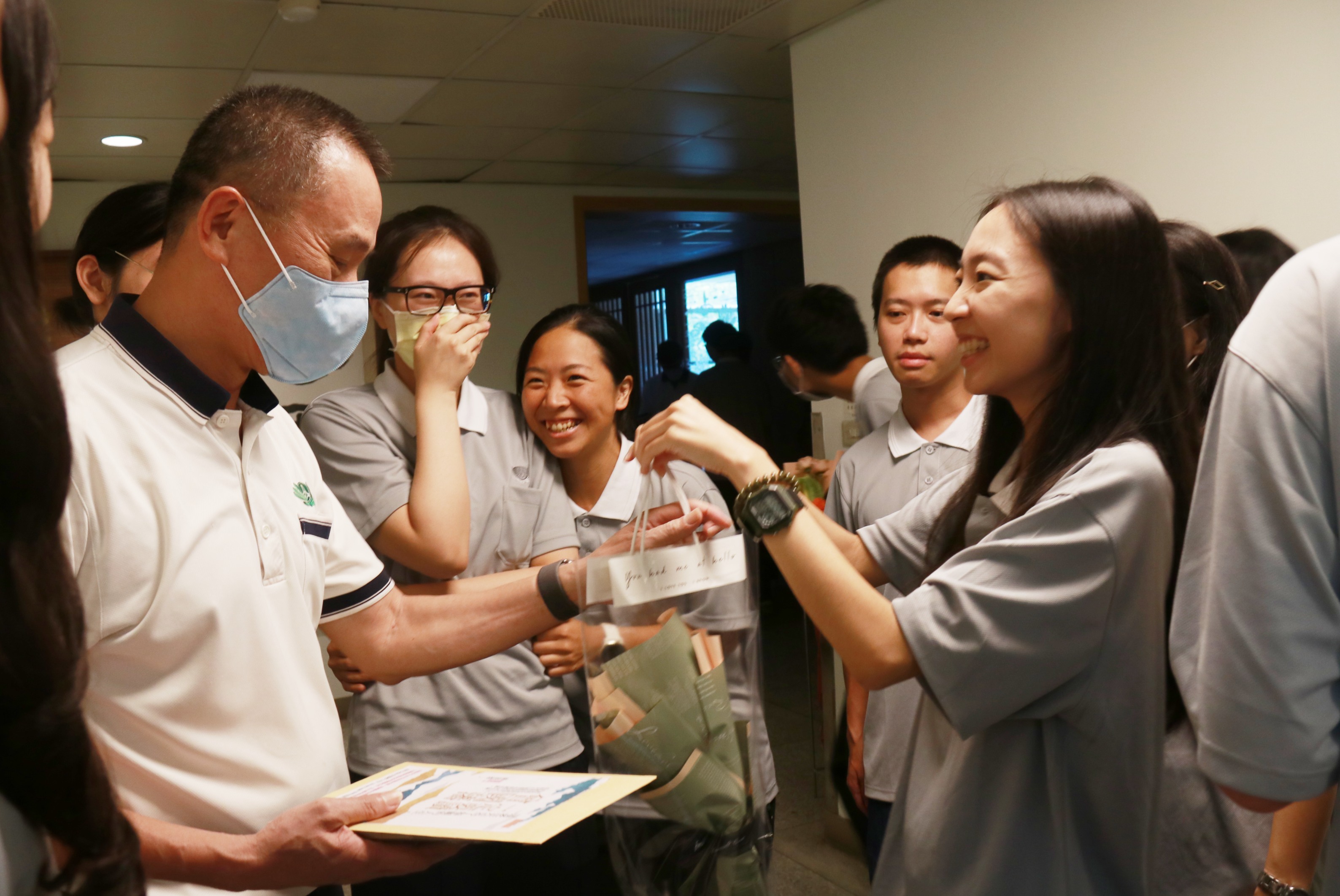 曾國藩主任榮獲113年師鐸獎,同學們親自送花和卡片給曾教授,感謝曾教授的教導