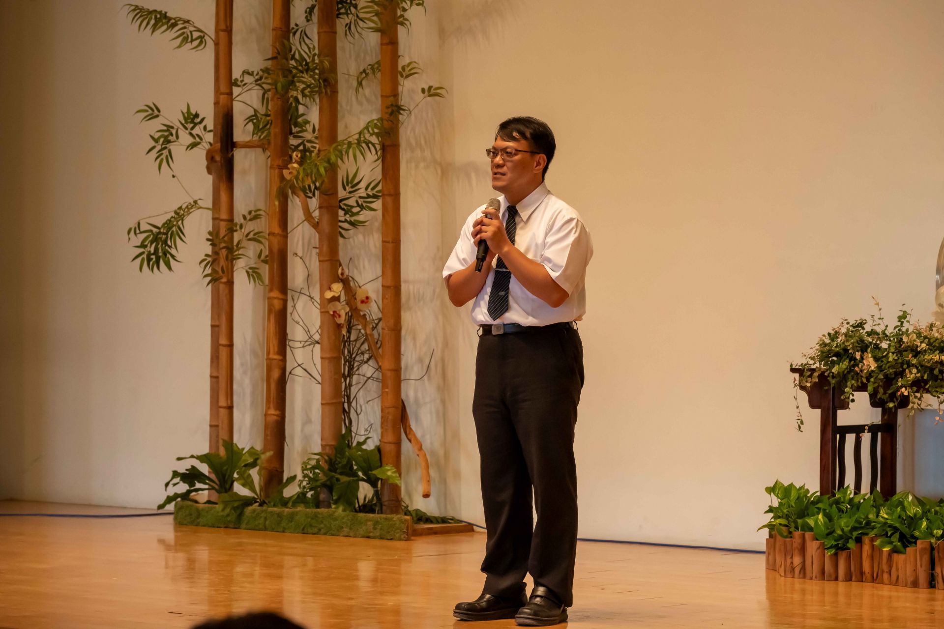 陳泓緻老師以五月天「倔強」這首歌,鼓勵學生改變自己勇往直前,堅持到底。