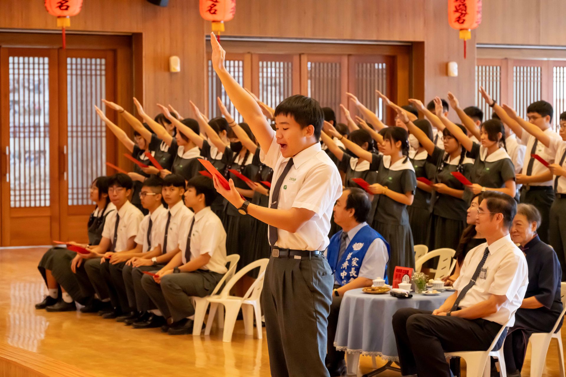 宣誓代表帶領班上同學大聲喊出誓願,祈願聲聲上達天聽。