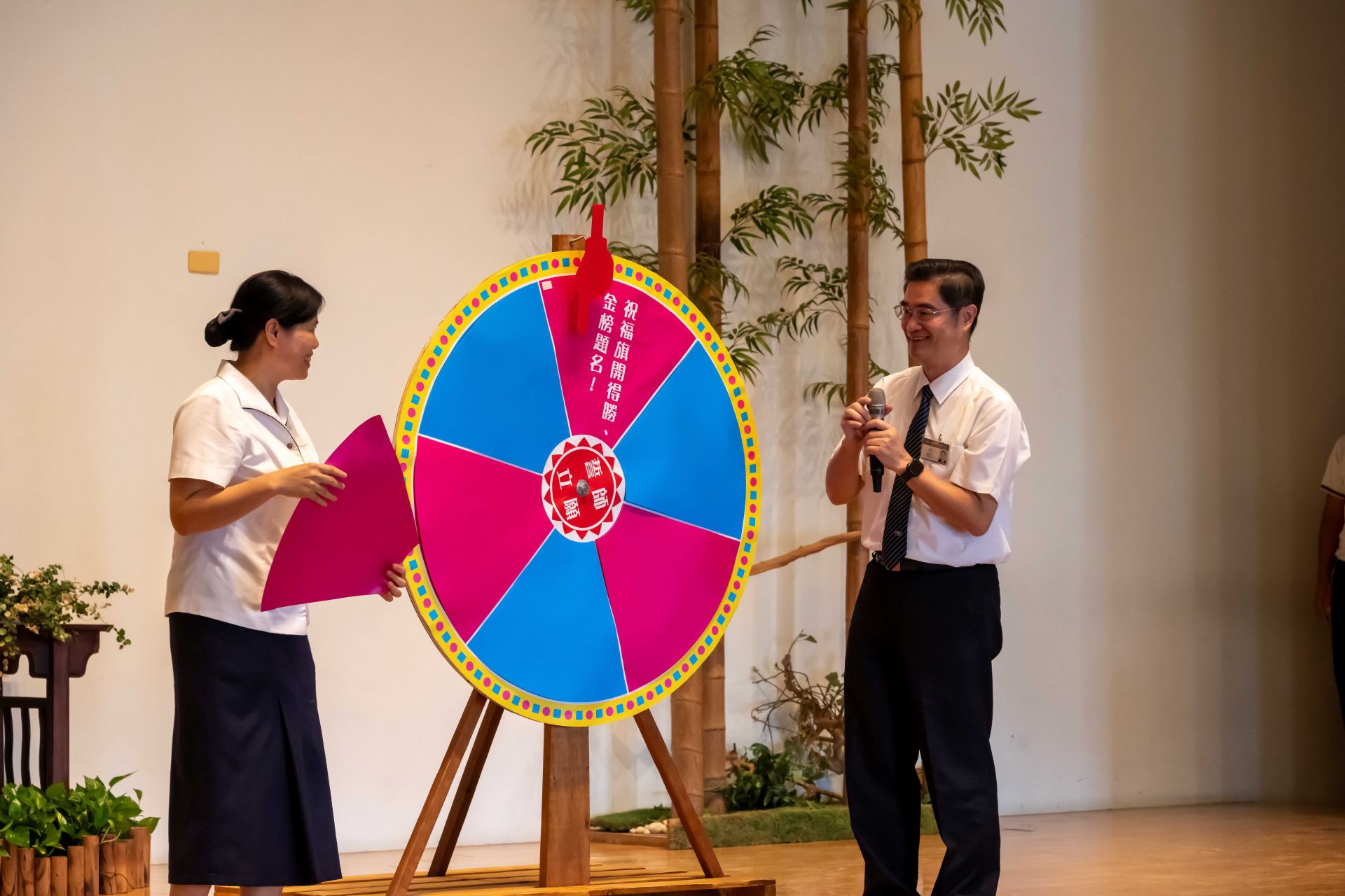 勝利之輪轉出「旗開得勝、金榜題名」的勝利金句,送給全體高三同學。