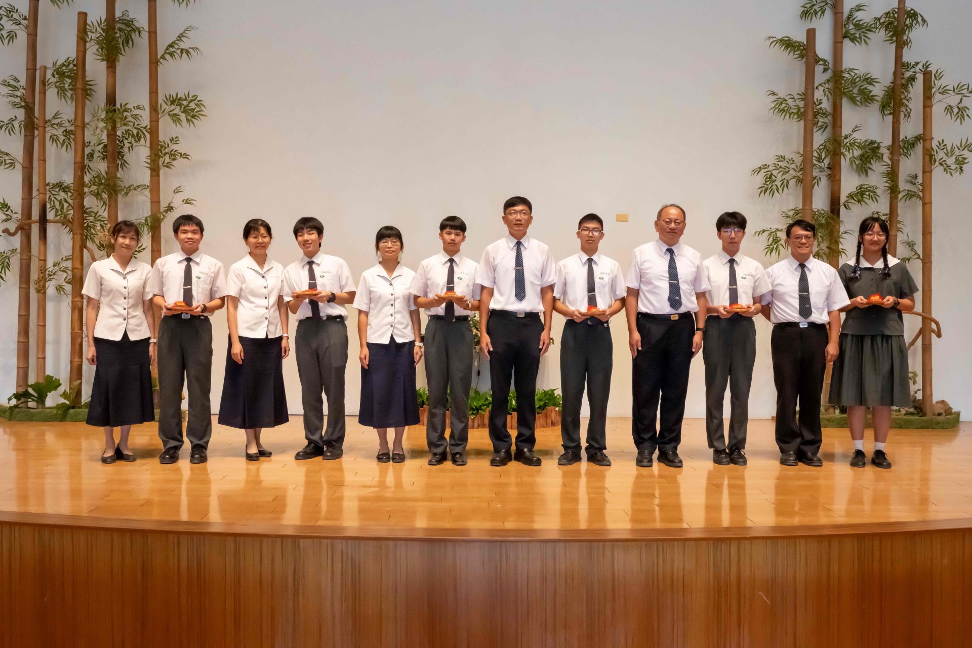 師生互禮,各班導師和代表合影留念。