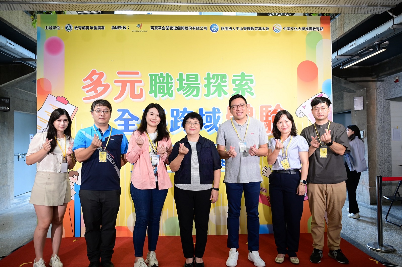 青年署陳雪玉署長及青年事務專責單位代表大合照。