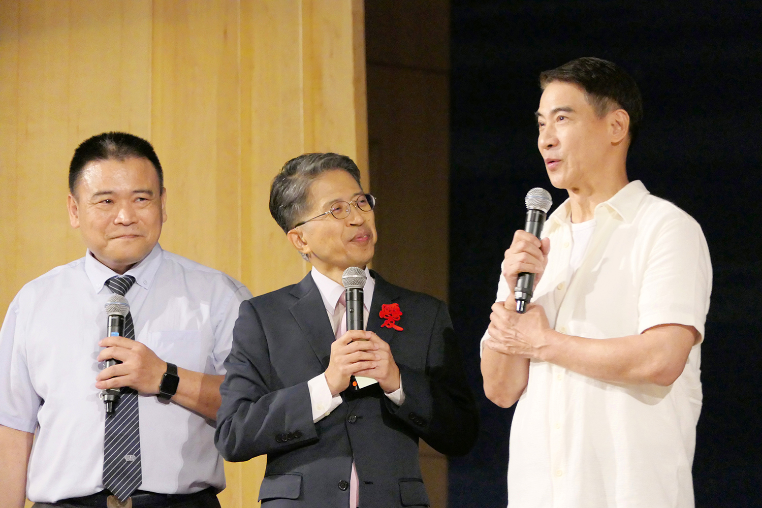 翁家明(右)飾演林繁幸醫師,分享林醫師的一句話,我從你們身上學到人應該怎麼樣在這個世上為自己盡一份力量,怎麼樣艱艱困的活下去,怎麼樣的堅持下去,所以不是我給你們,是你們給我更多資源。