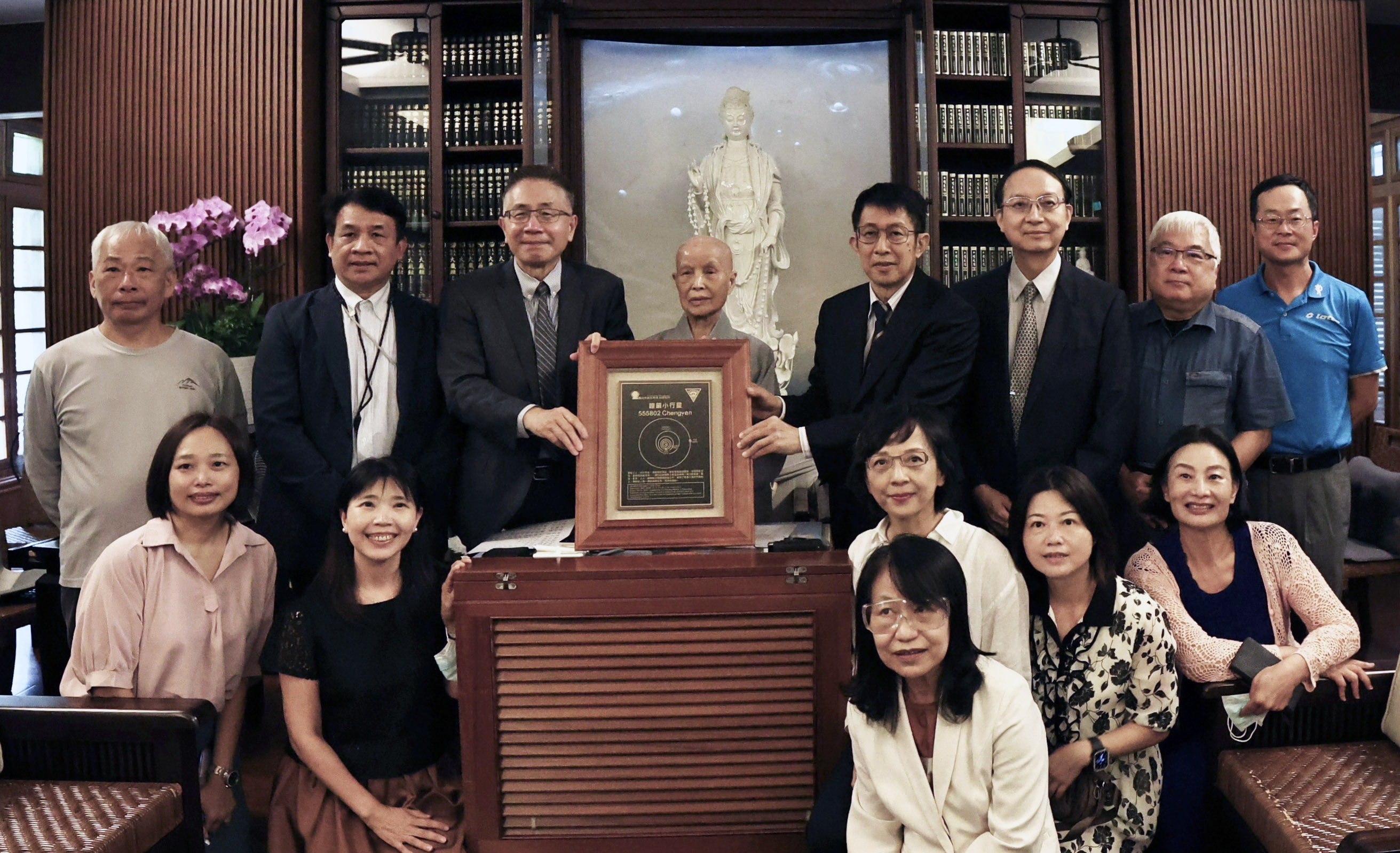 中央大學致贈編號555802 證嚴上人小行星 ( Chengyen),期許證嚴法師的精神能夠繼續影響世人。