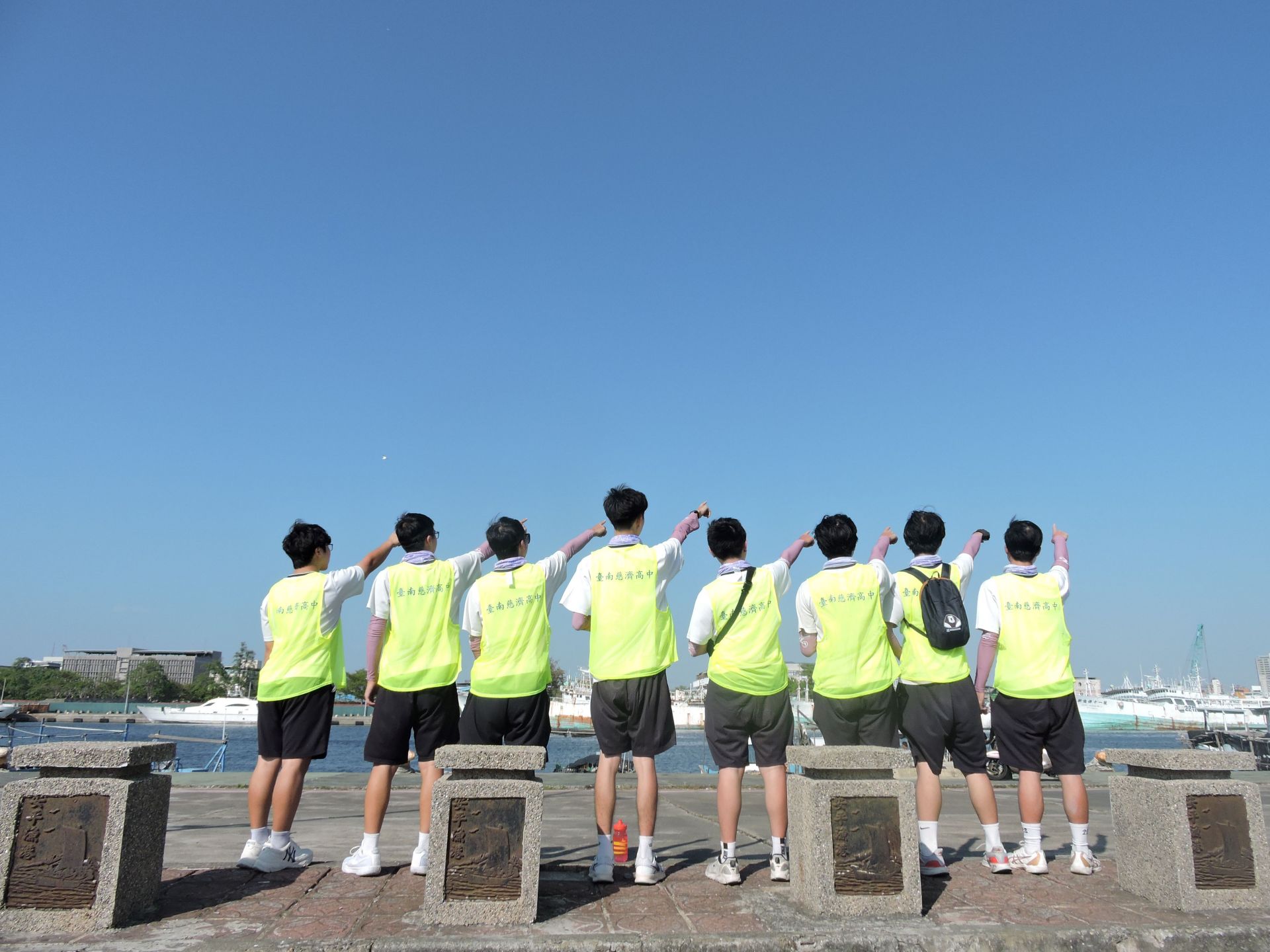 高三志工放下繁忙課業,全程陪騎代騎,展現學長學姐風範。