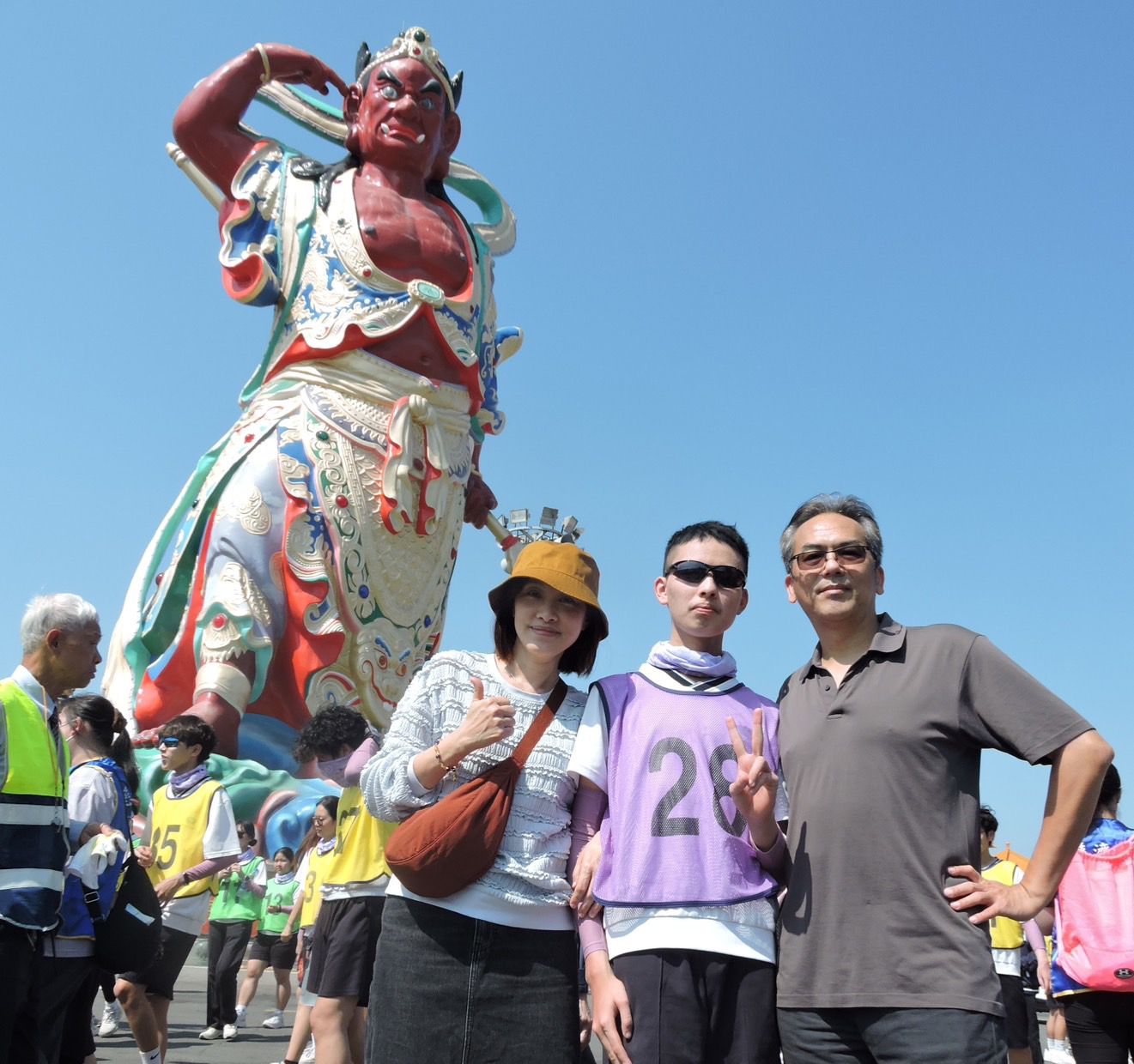高一葉同學無畏視力受限,仍勇於挑戰並完騎,父母前往鹿耳門聖母廟幫他加油打氣。