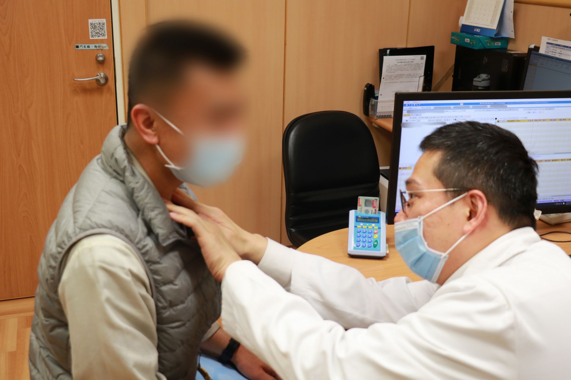 台中慈濟醫院內分泌外科高國堯主任為病人檢查甲狀腺。甲狀腺癌的病人初期沒有不適感,多半是透過醫師觸診或健檢才發現。