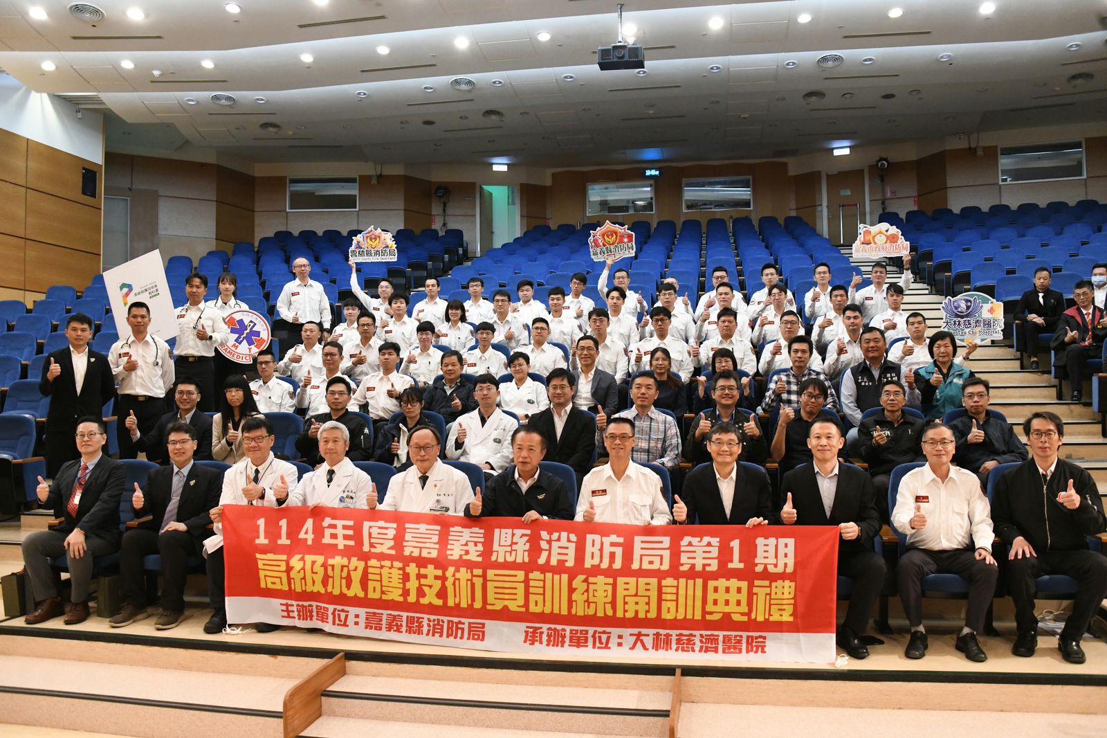 參與此次高級救護技術員訓練的40位學員們一起大合照
