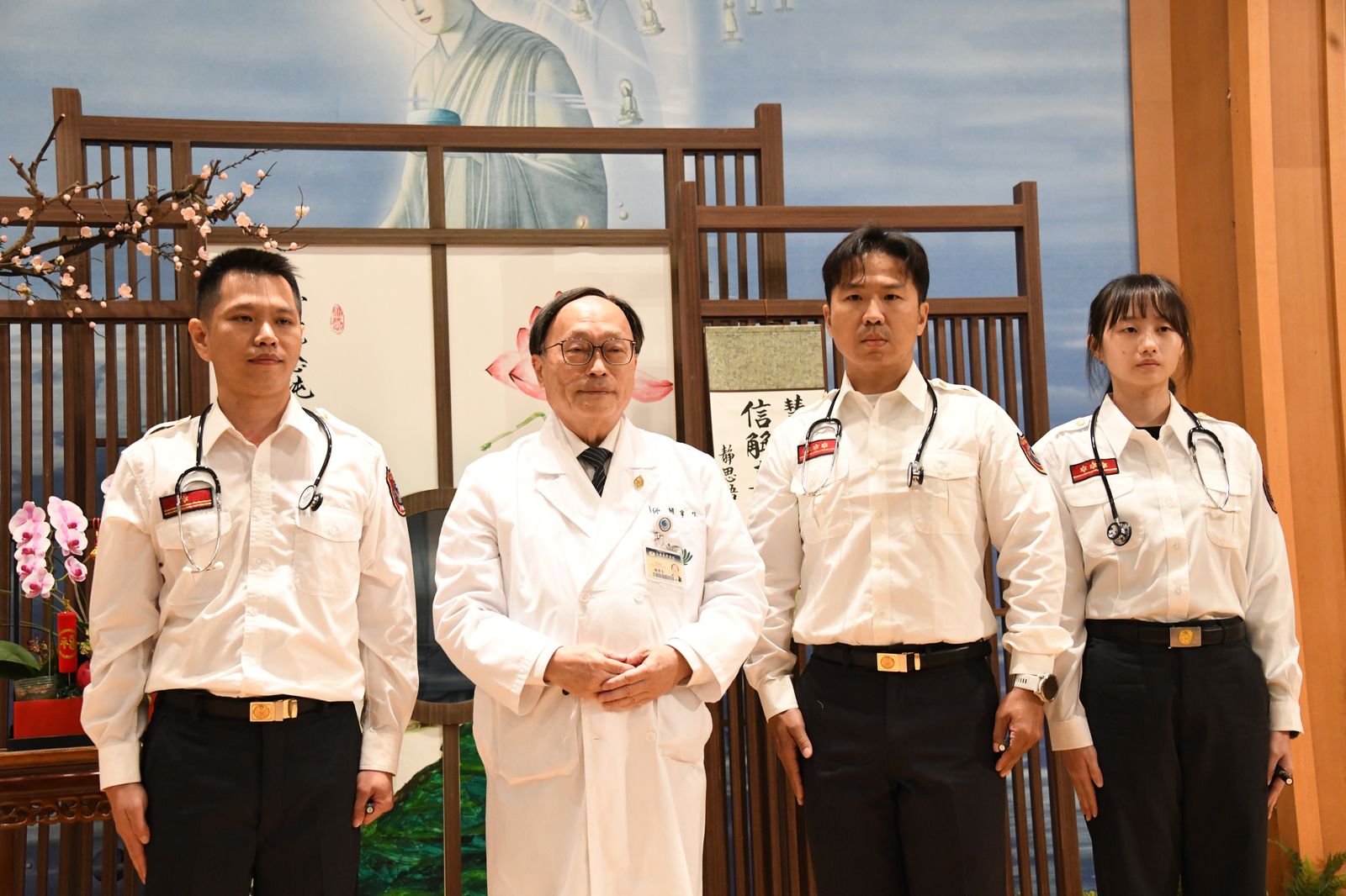 賴寧生院長授與學員代表訓練裝備—聽診器