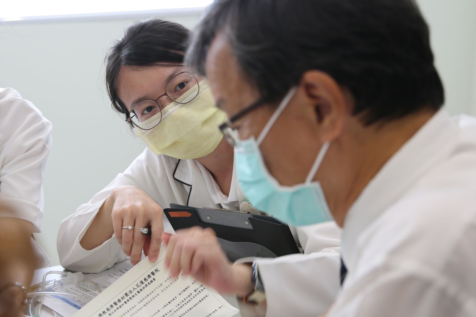 今年取得醫務專科的社工師陳盈羽說,這讓她在工作中能夠更加自信地應對病人和家屬的需求,也使她對自己作為醫務社工師的角色有了更深刻的認識。