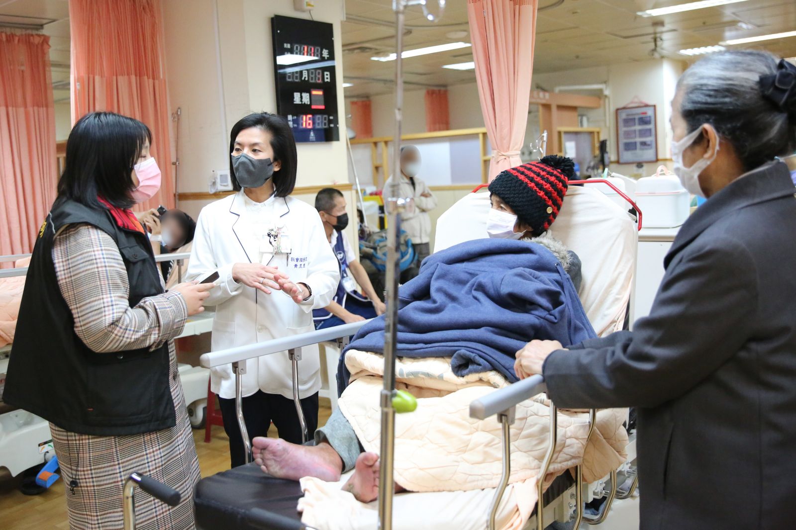 醫務專科社工師之一的社服室組長黃昱惠,回顧自己在急診超過10年的日子,工作節奏非常緊湊,只想著趕快完成病人所需的資源連結,每一天都充滿了如何幫助病人順利出院的挑戰。