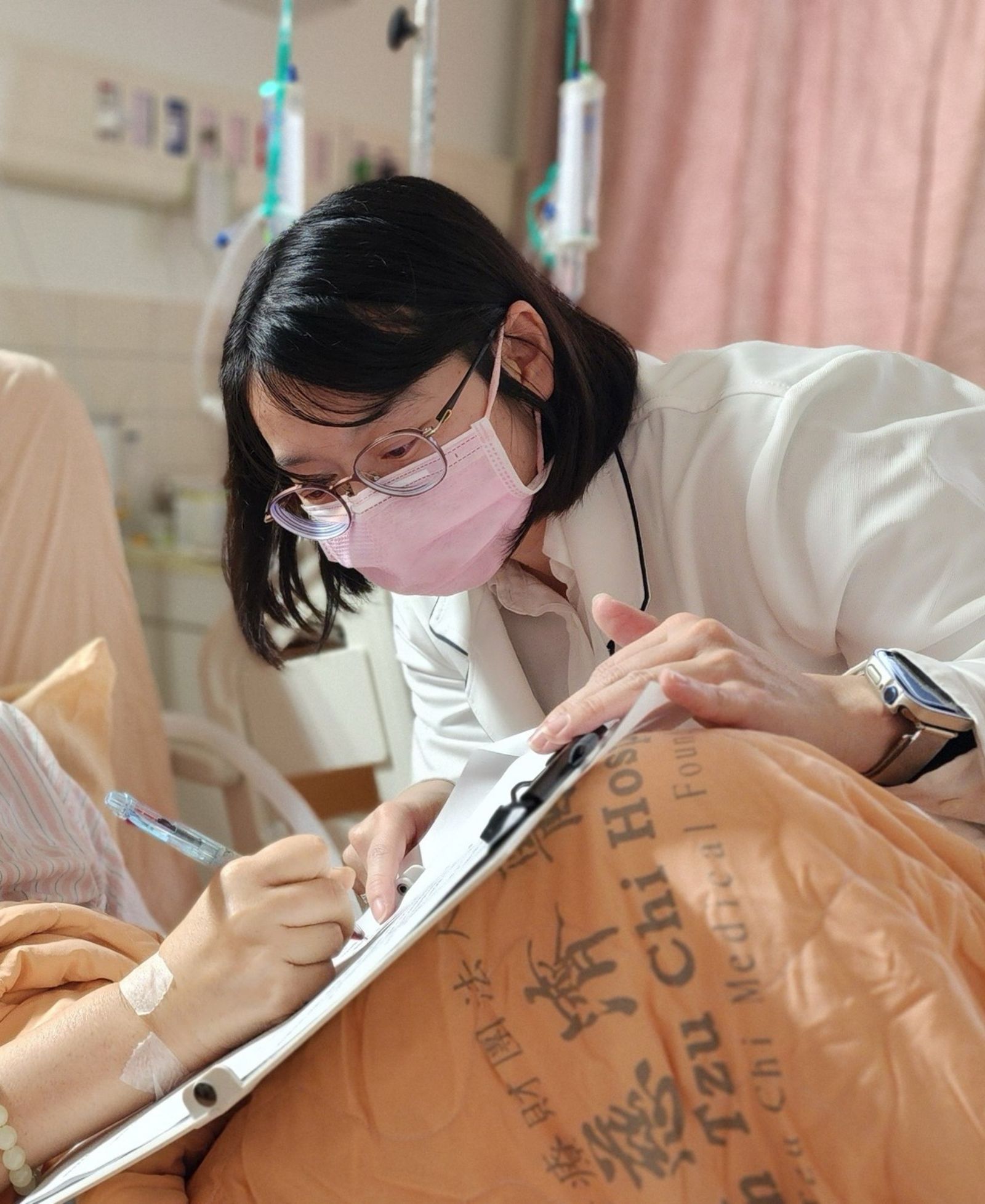 今年取得醫務專科的社工師陳盈羽說,這讓她在工作中能夠更加自信地應對病人和家屬的需求,也使她對自己作為醫務社工師的角色有了更深刻的認識。