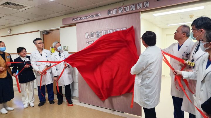 「心血管加護病房」成立,由院長賴寧生、副院長陳金城、心臟血管外科張兼華主任、心臟血管加護病房許永亨主任、急診室李宜恭主任以及護理同仁、志工,一起隆重揭牌。