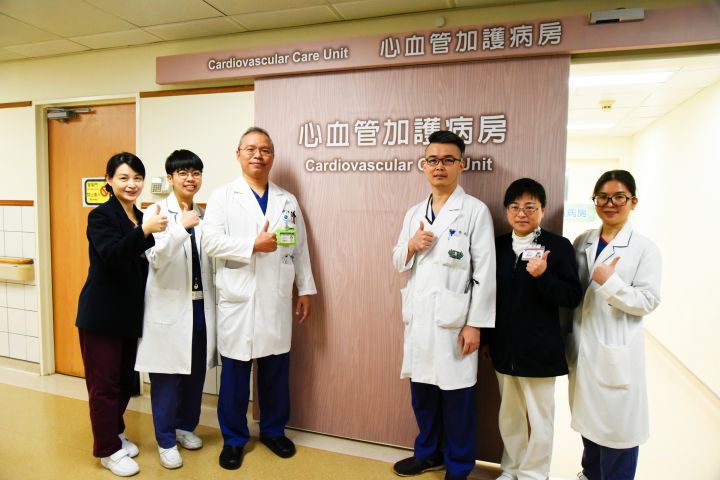 心血管加護病房團隊成員合影。