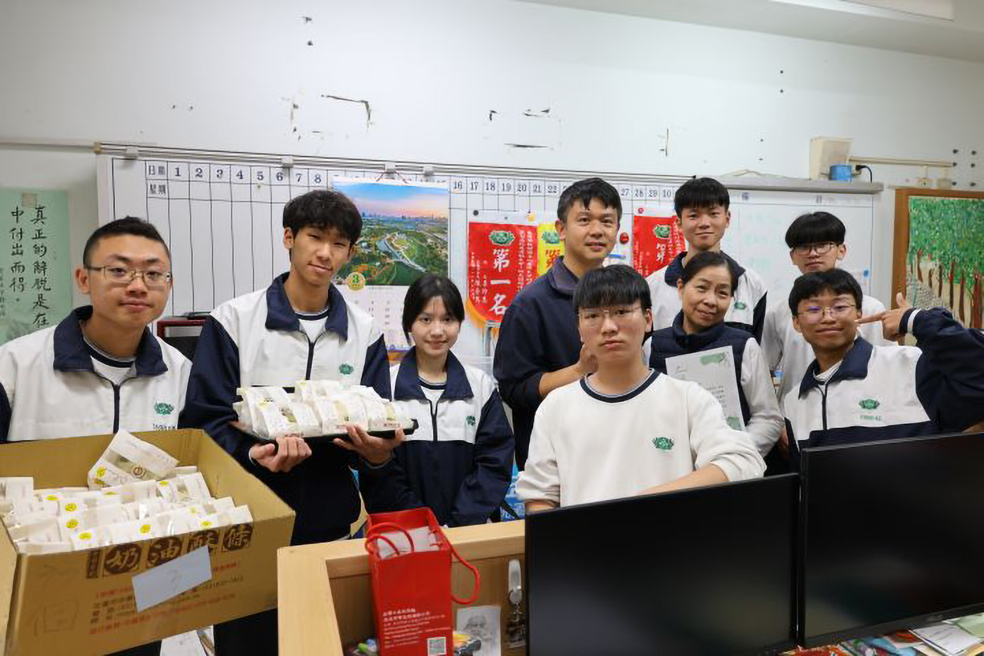 穿梭在校園各處,將感恩的心意送到每位師長手中