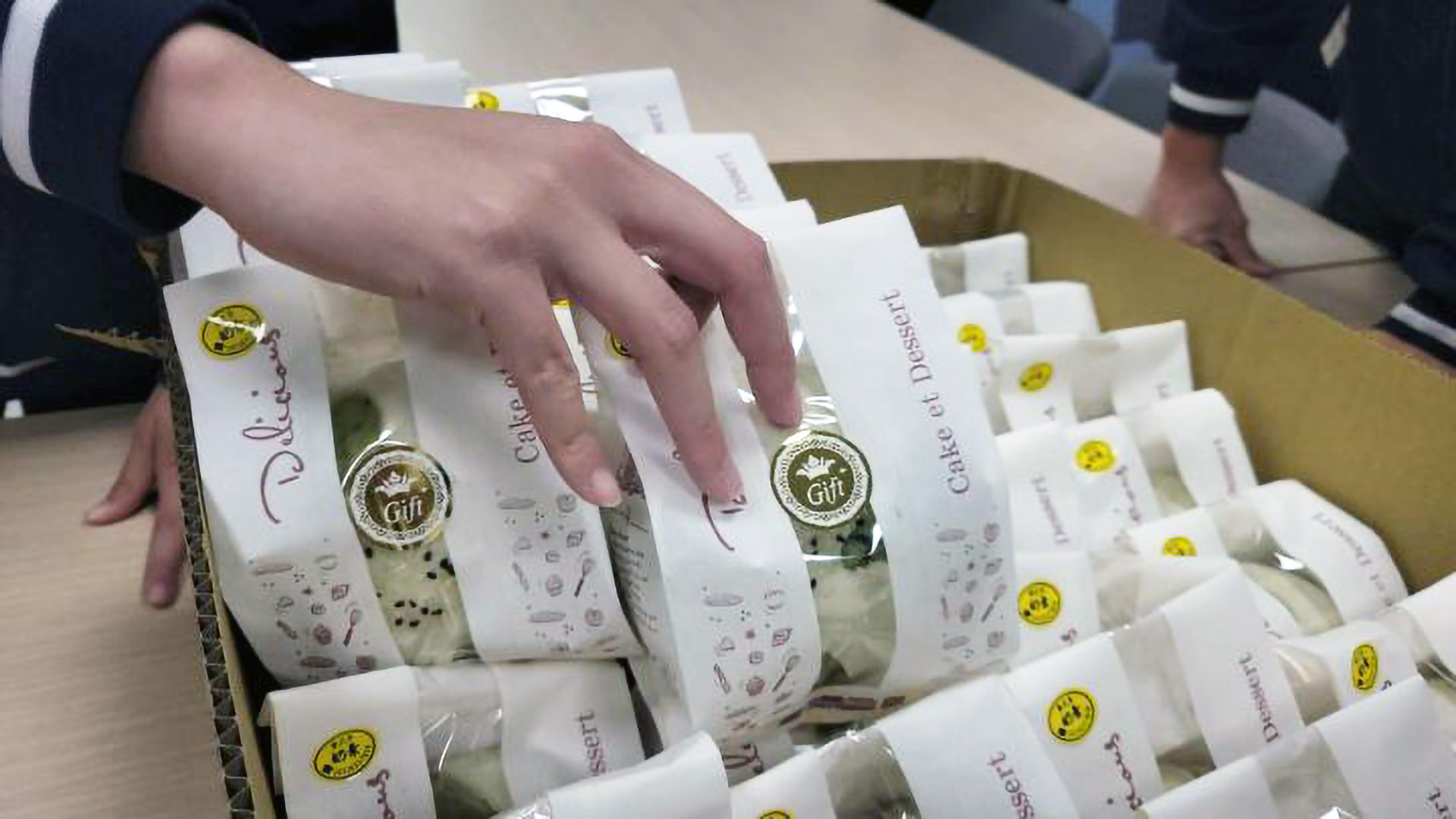 齊心協力包裝麵包,每一份心意都充滿溫暖