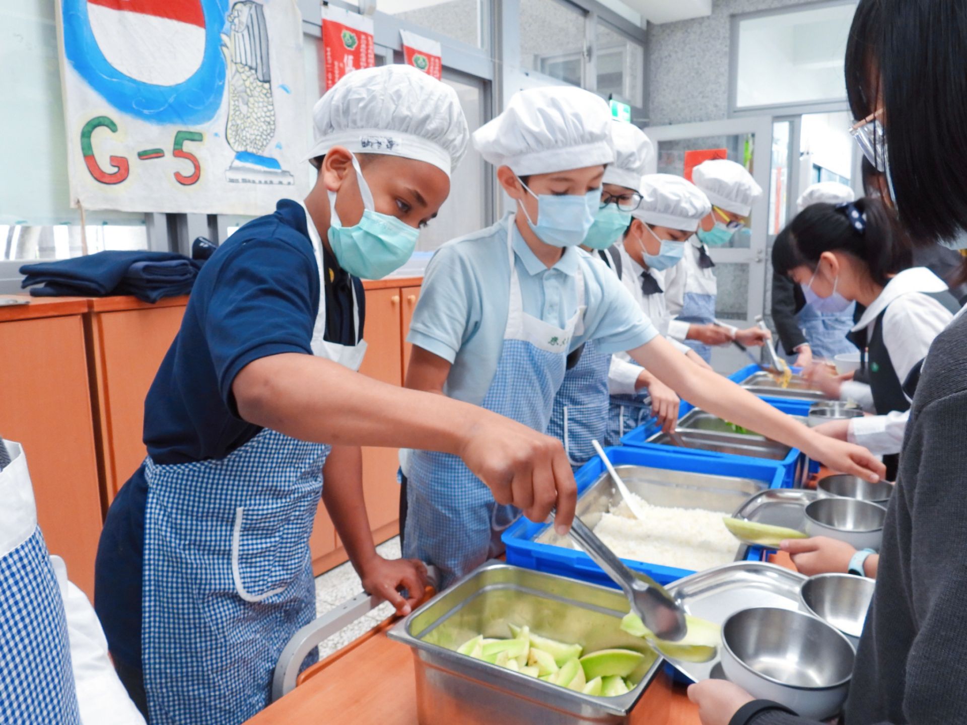 布雷特哈特同學入班體驗，協助擔任打餐小志工