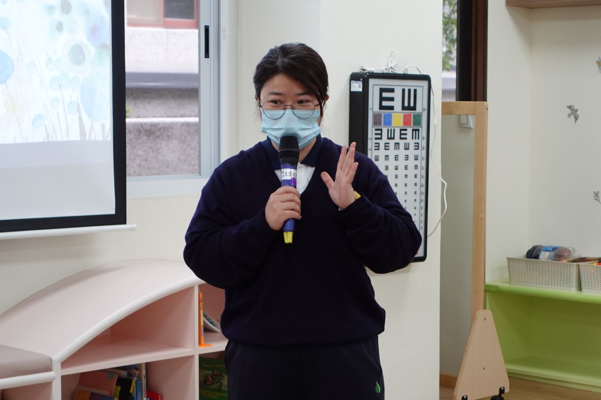 李靜芳園長指出故事能開啟小孩對未來的想像，成為精神發展的食糧。