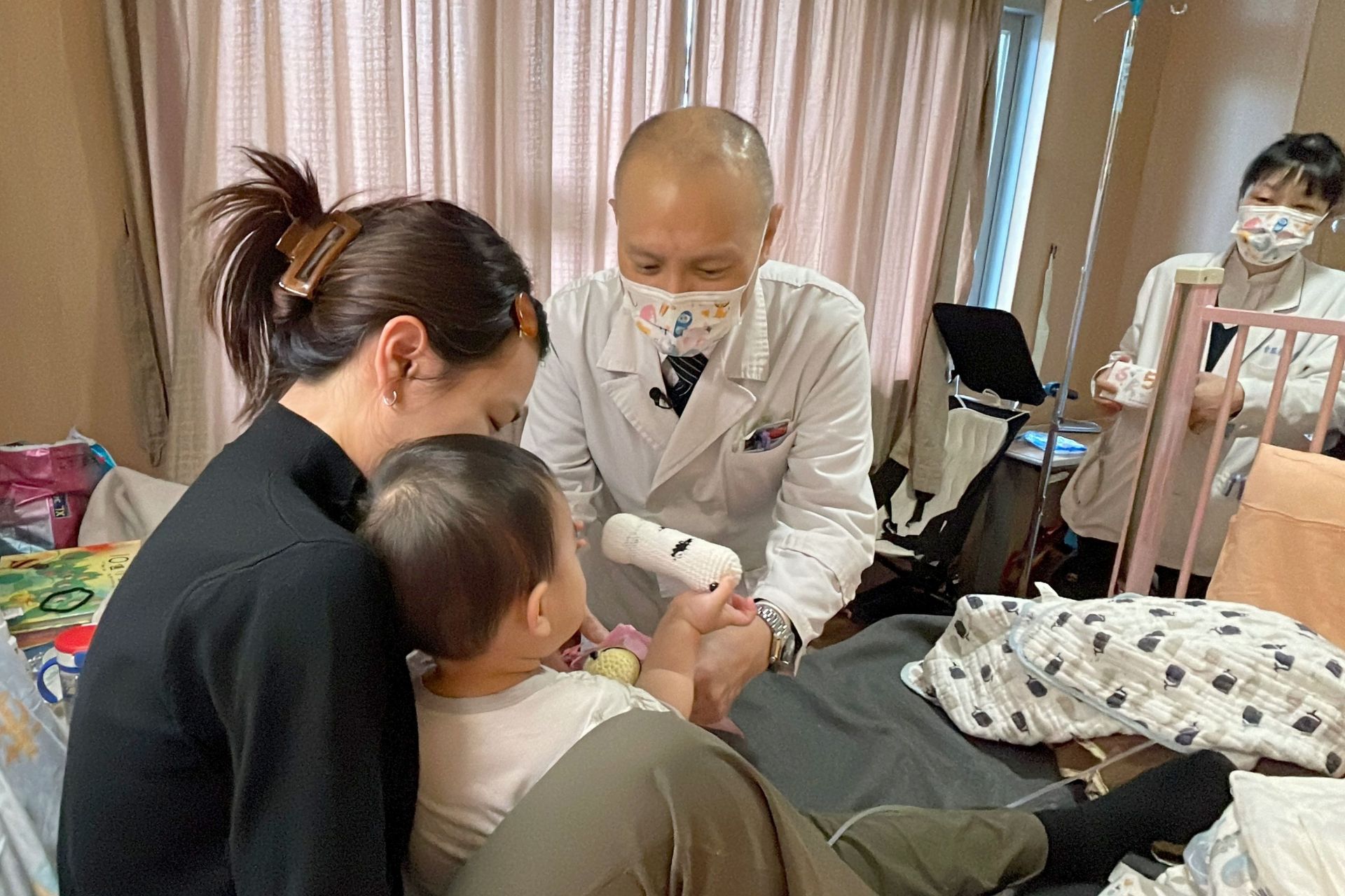 李主任（圖右二）贈送可愛的兒童節禮物讓小病人和家長又驚又喜。
