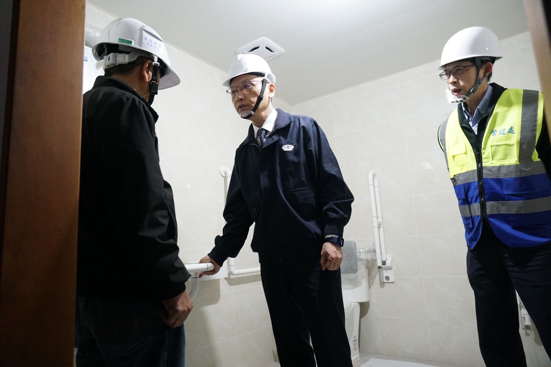 慈濟慈善事業基金會執行長顏博文(中)2025年4月2日前往花蓮慈濟大愛屋工地視察進度。