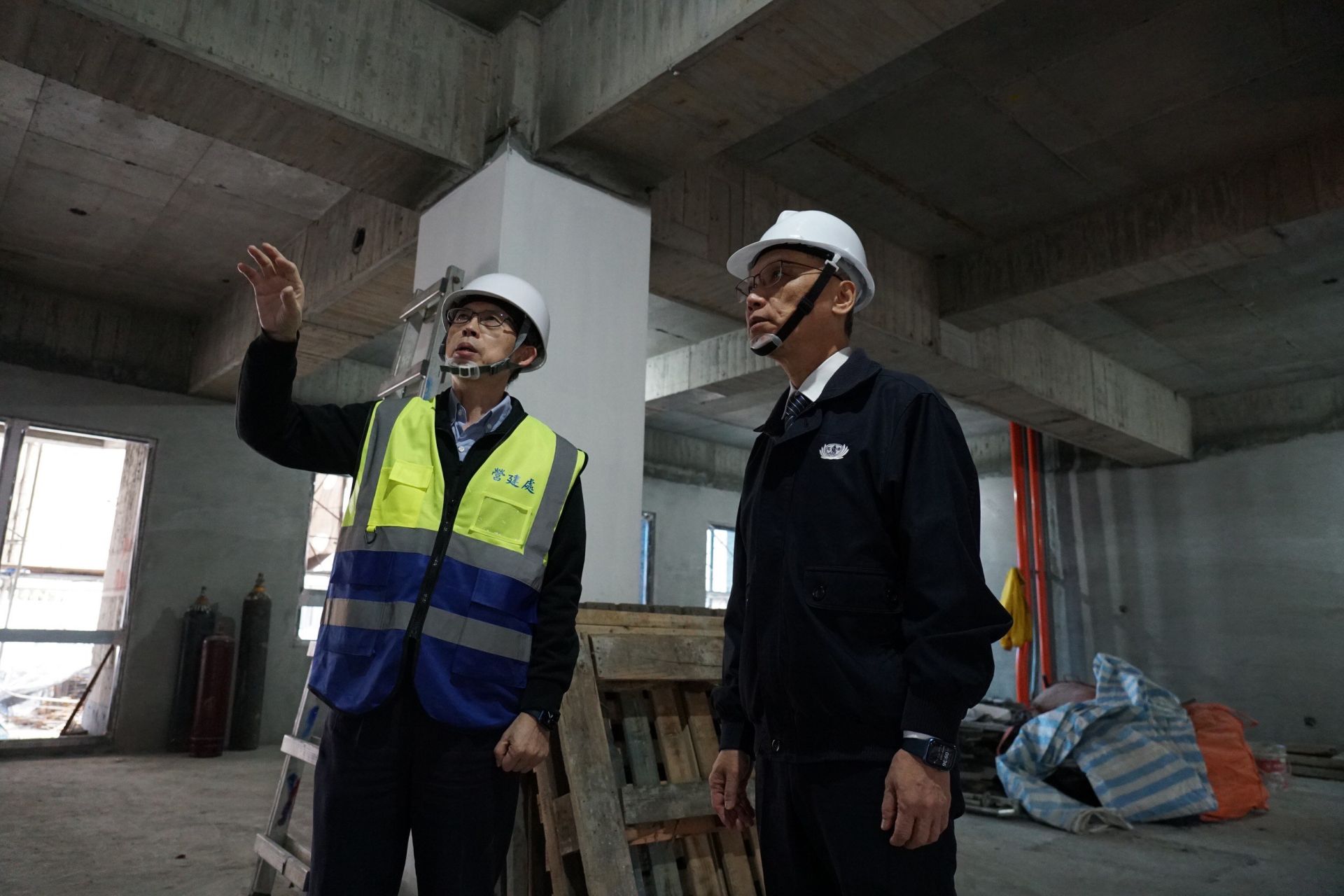 慈濟慈善事業基金會執行長顏博文2025年4月2日前往花蓮慈濟大愛屋工地視察進度，營建處張正助主任說明。