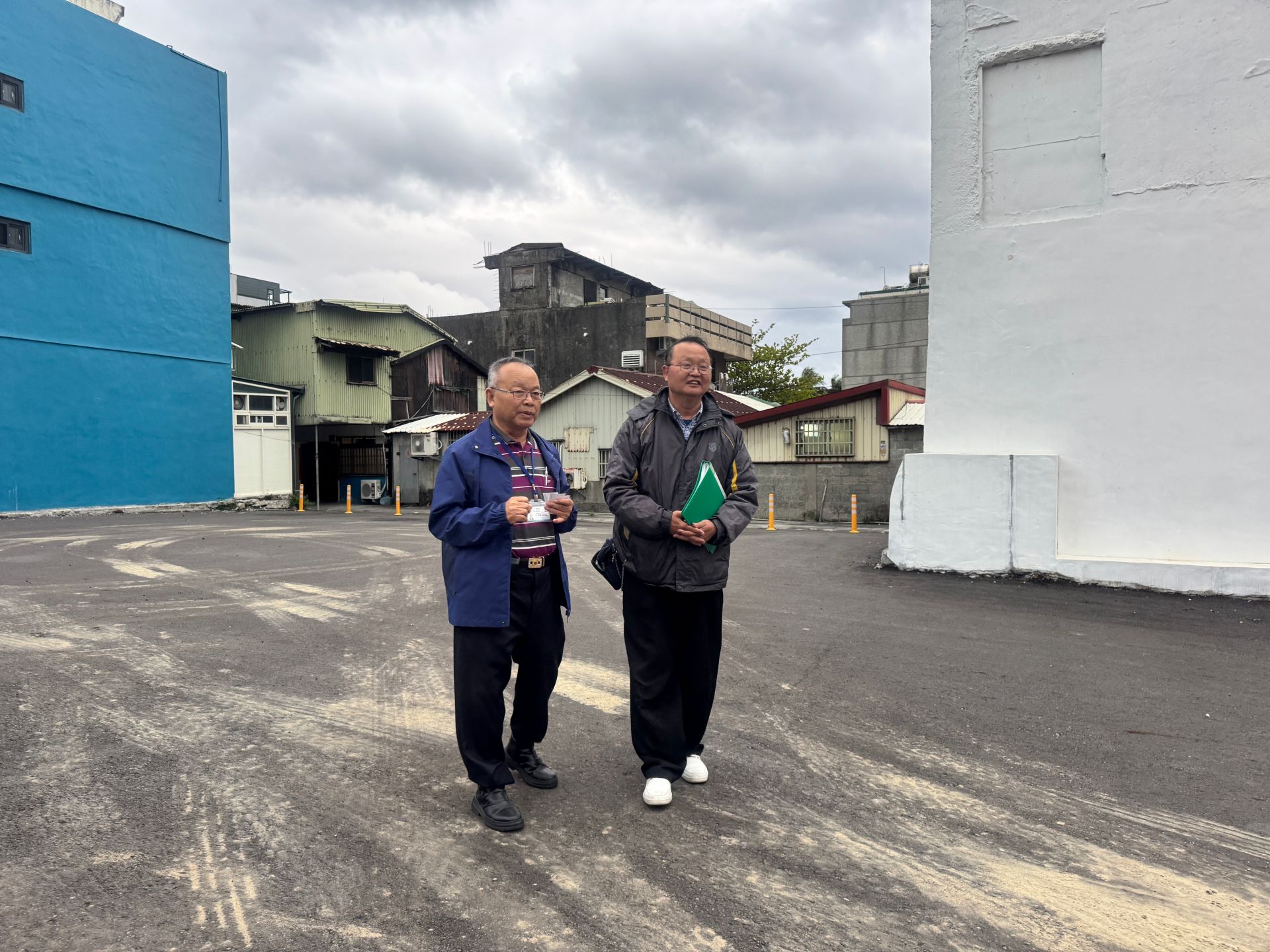0403花蓮地震受災戶哥哥吳永和(左)、弟弟吳聲輝(右),五樓透天厝在2024年4月3日當晚被拆除,如今只剩下空地。