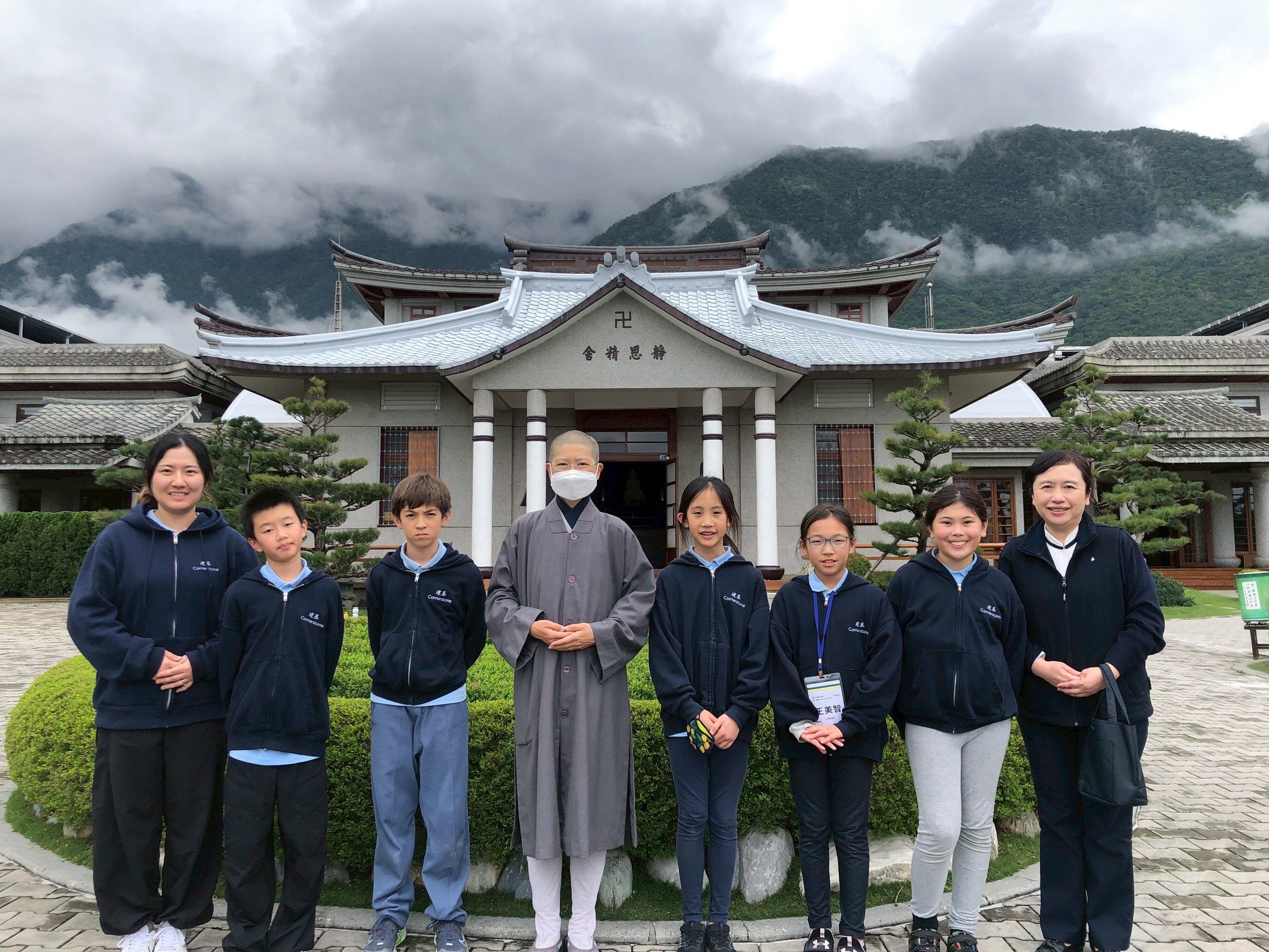 建基小朋友參訪精舍，聽師父分享慈濟故事