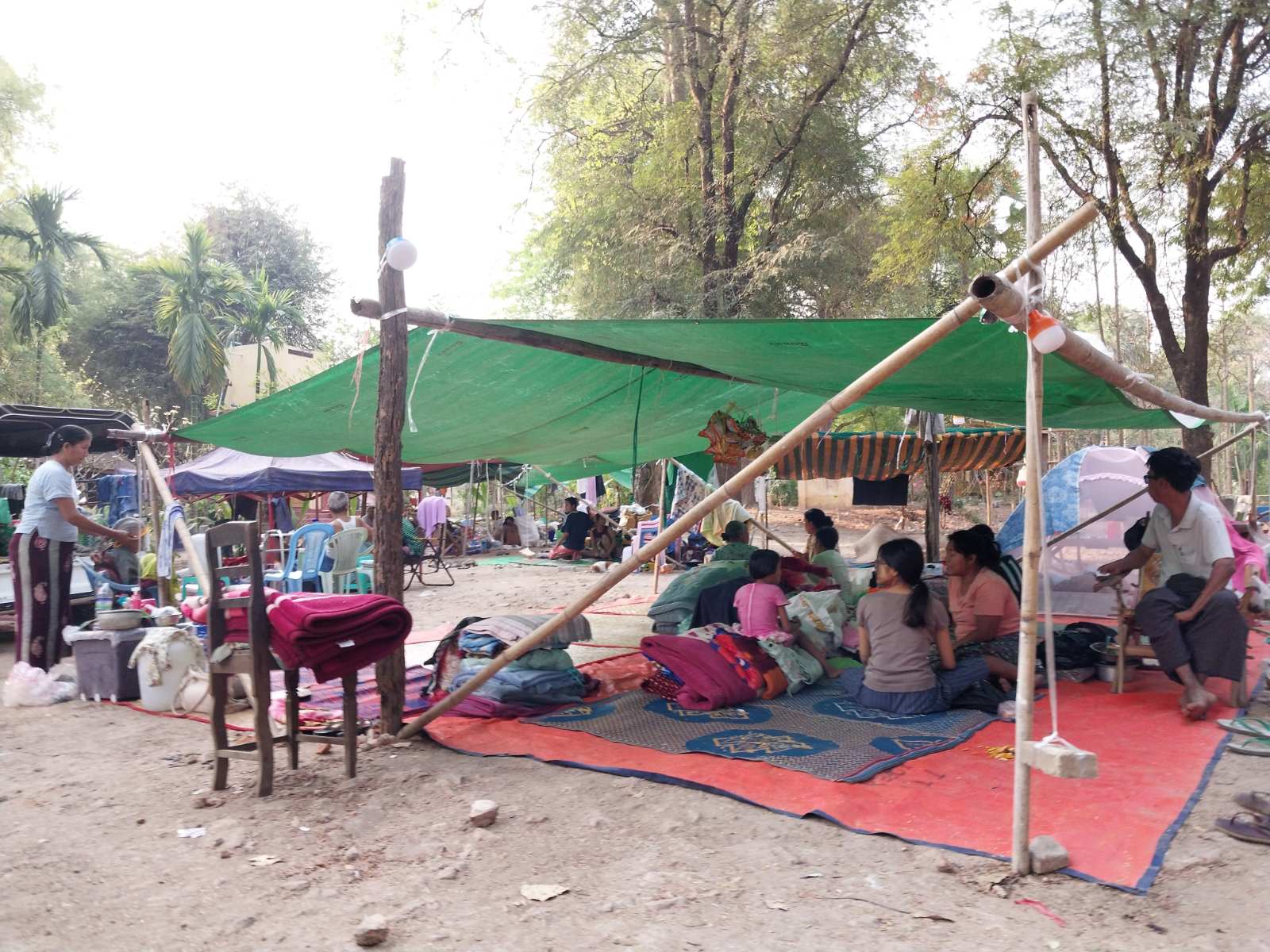 倖存災民不敢留在屋內,在戶外忍受40度高溫曝曬,雖暫搭棚遮陰,但缺水缺糧也須更完善的庇護所減少蟲媒傳染病(照片提供:台灣世界展望會)