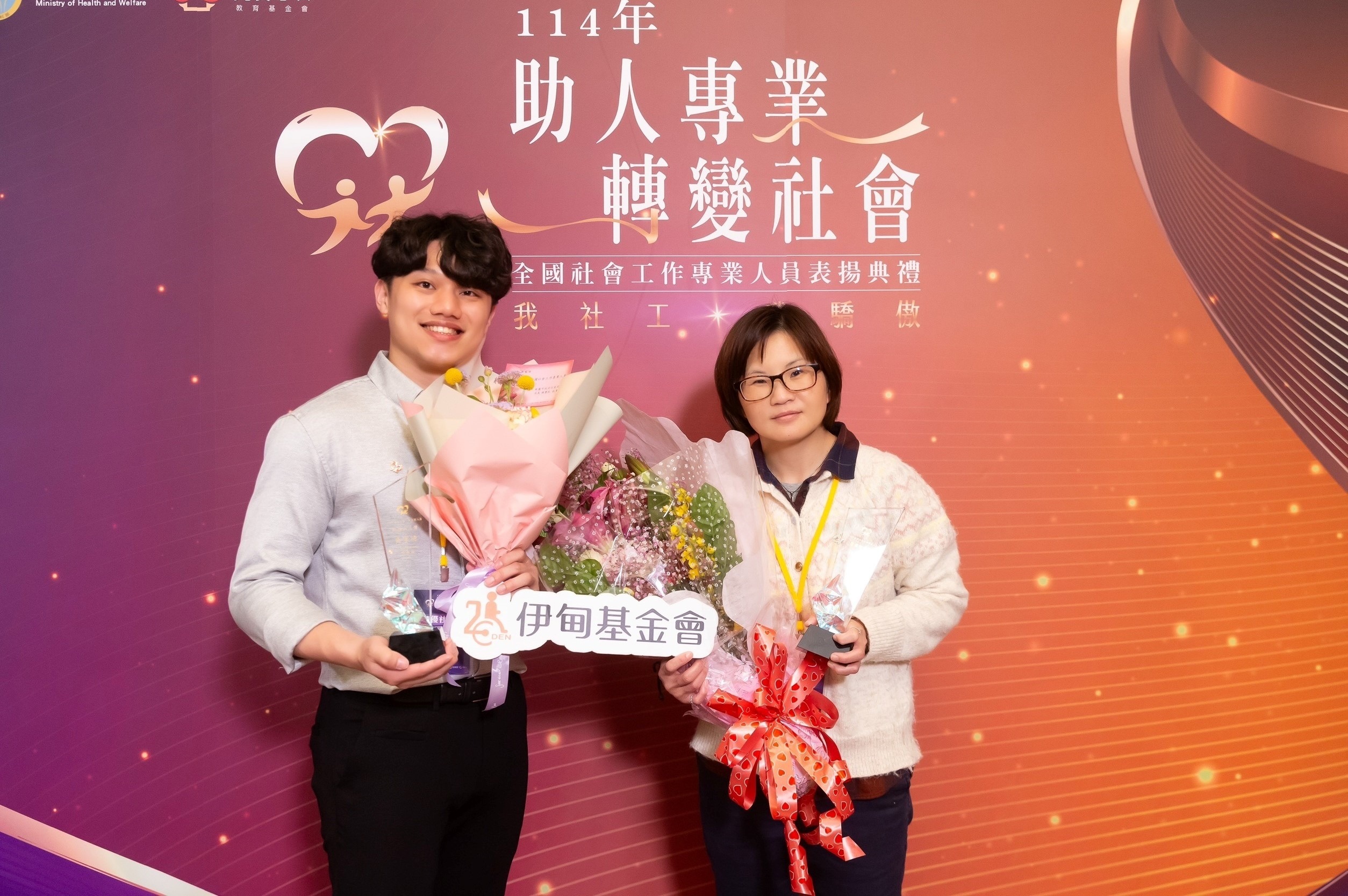全國社工表揚伊甸兩位社工夥伴獲獎,伊甸張智于主任(右)、吳家琦社工(左)為遲緩兒點亮成長希望