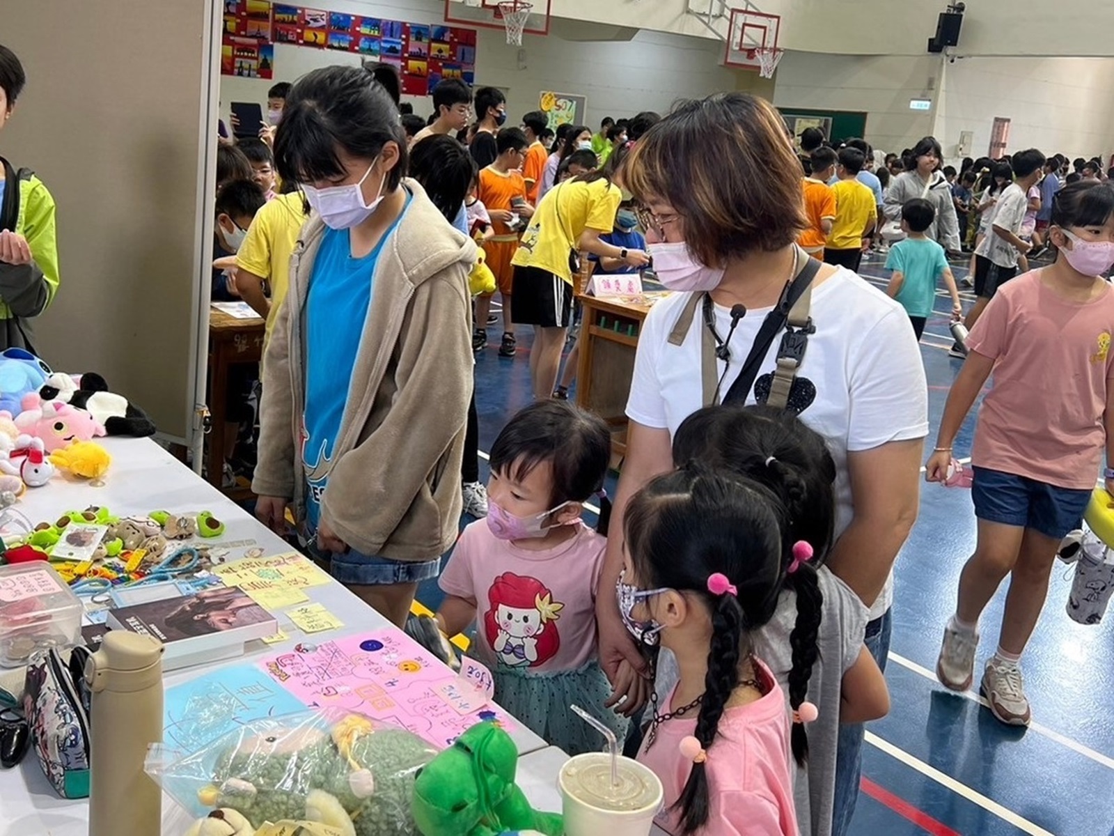 以客語逛學校舉辦的跳蚤市場。