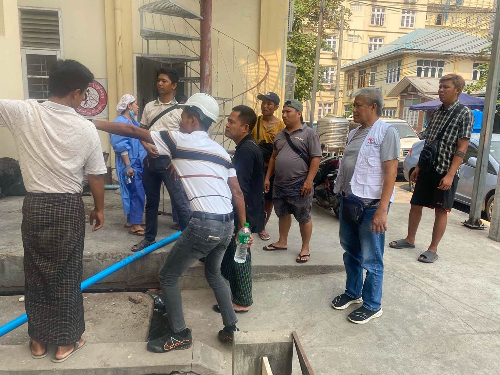 由於當地運河水質不佳,無國界醫生工作人員與曼德勒綜合醫院管理人員商討尋找替代水源。照片拍攝於2025年4月3日。