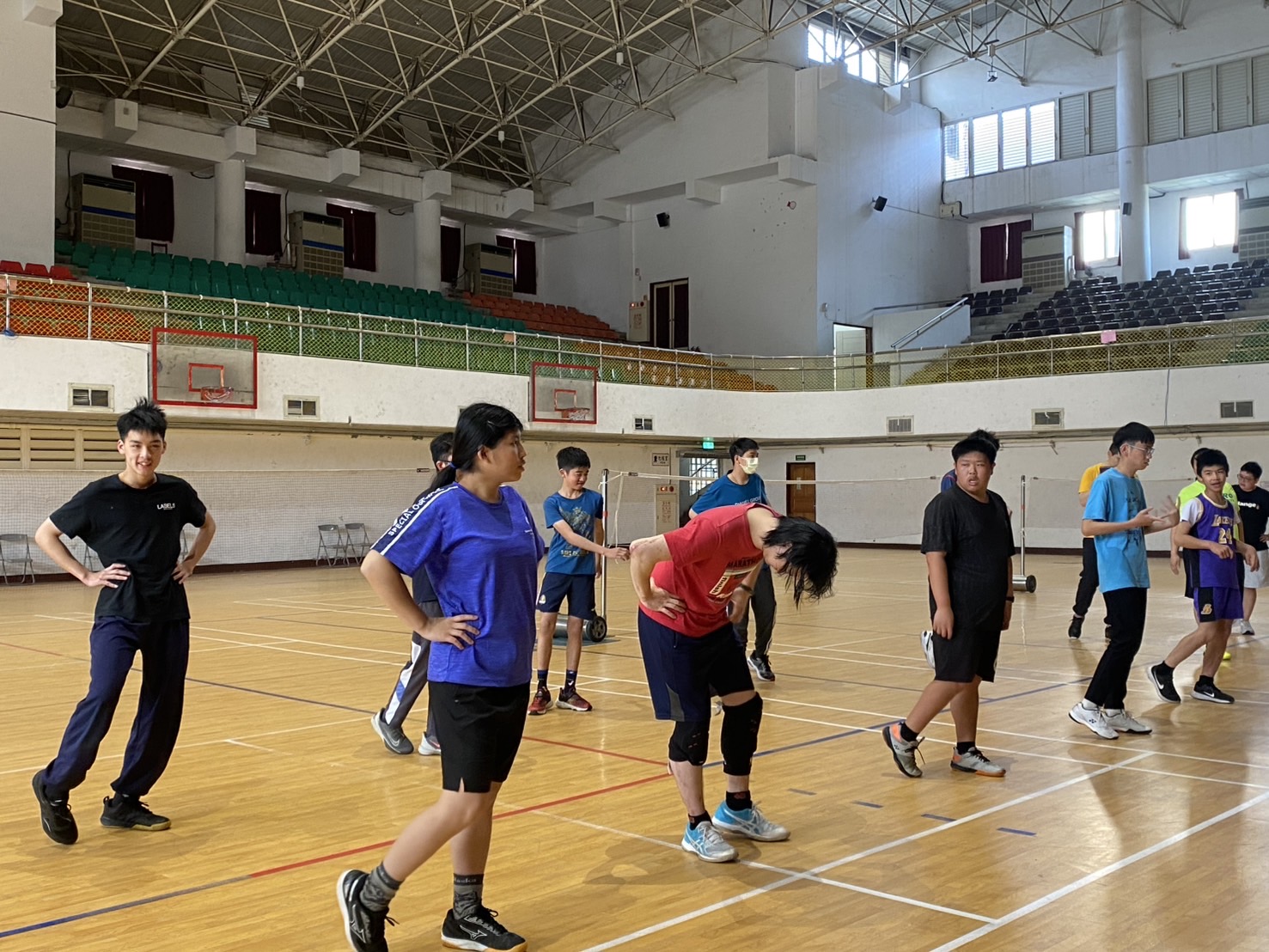 參訓學員聽從教練指導-落實賽前暖身