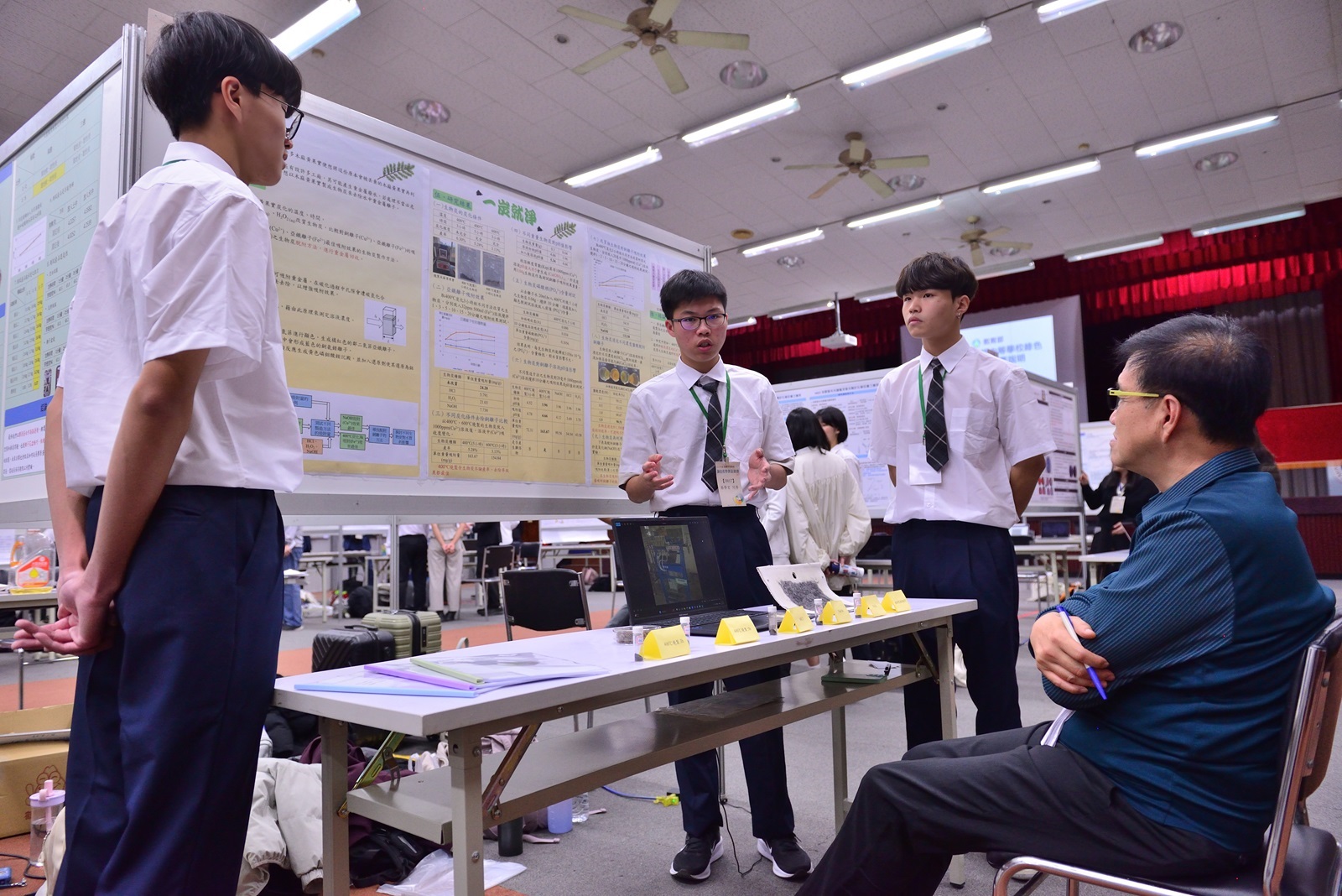 高雄市立高雄高級工業職業學校學生作品「一炭就淨」,獲得高職組金牌獎