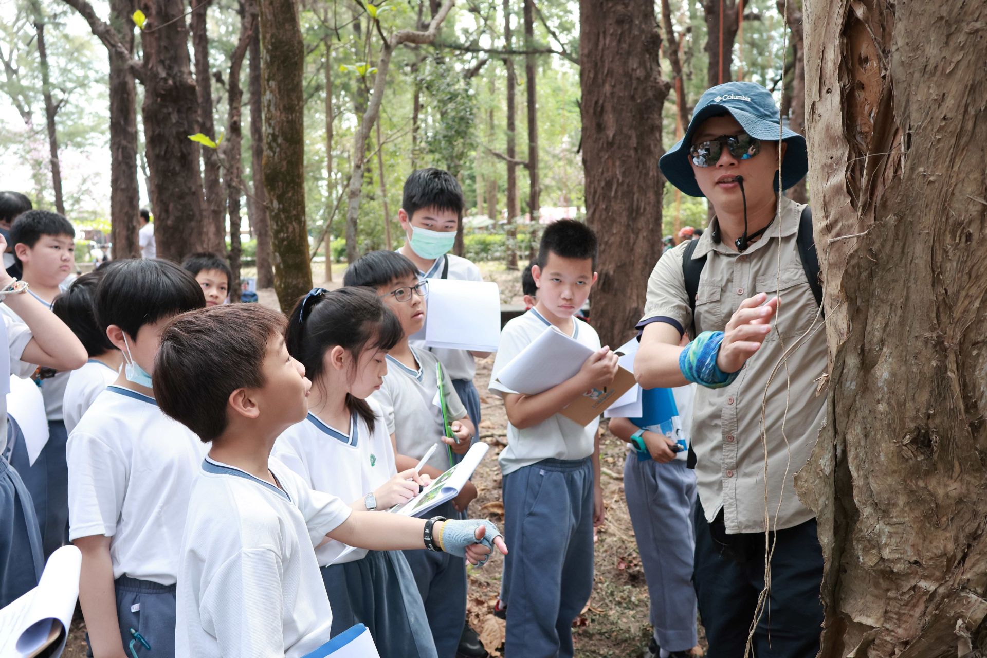 「漁光島濱海植物」課程帶領孩子認識在惡劣環境中仍能堅韌生存的植物,啟發他們對生命的敬畏與珍惜。