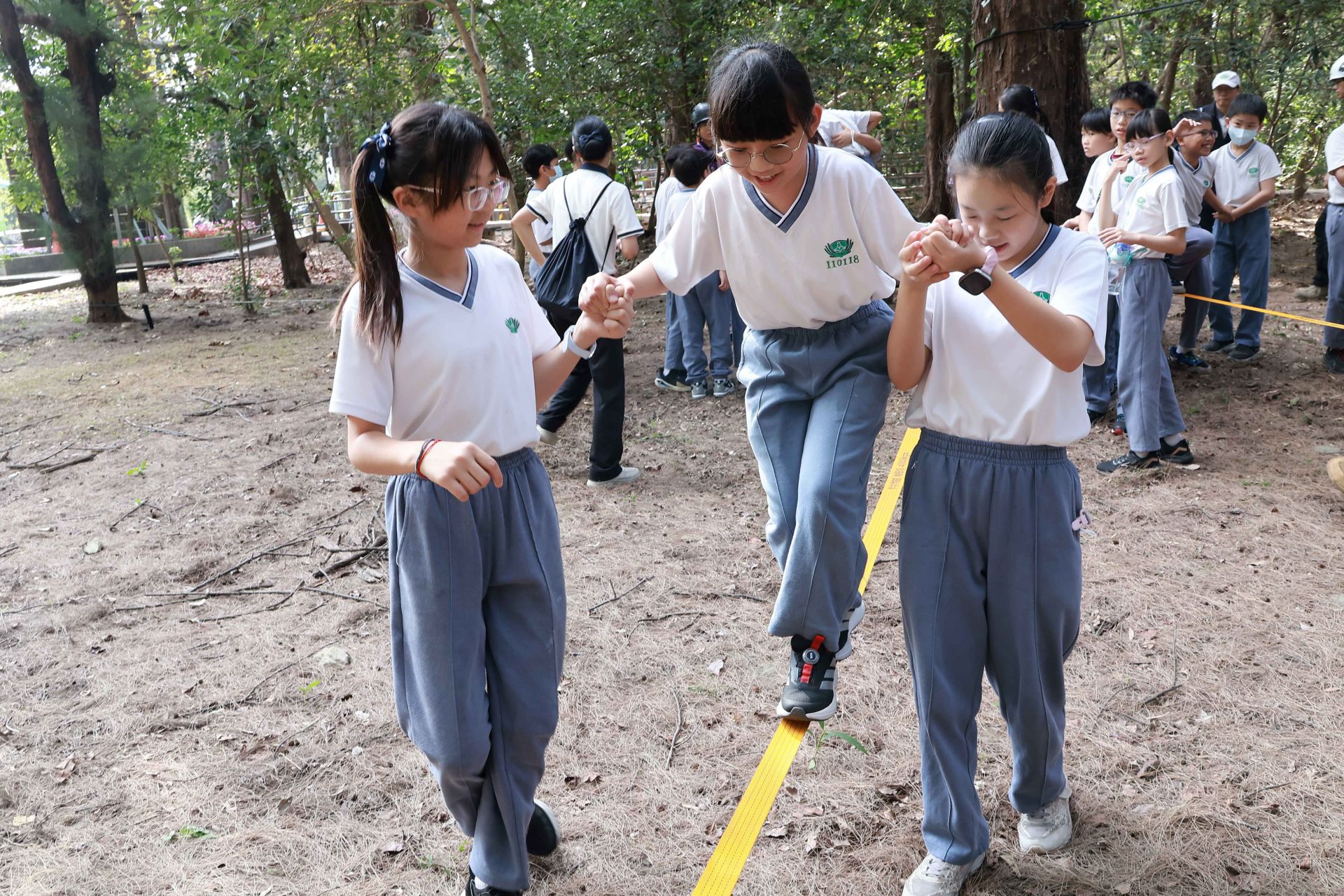 「高低繩索」關卡,孩子們學習互助與包容,透過扶持與鼓勵,讓夥伴順利通過挑戰。