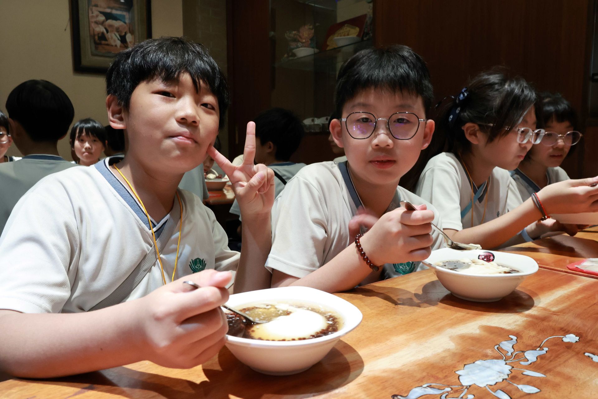 除了文化探索,孩子們還品嚐了道地的安平豆花,用味蕾記錄這份純樸的美味。