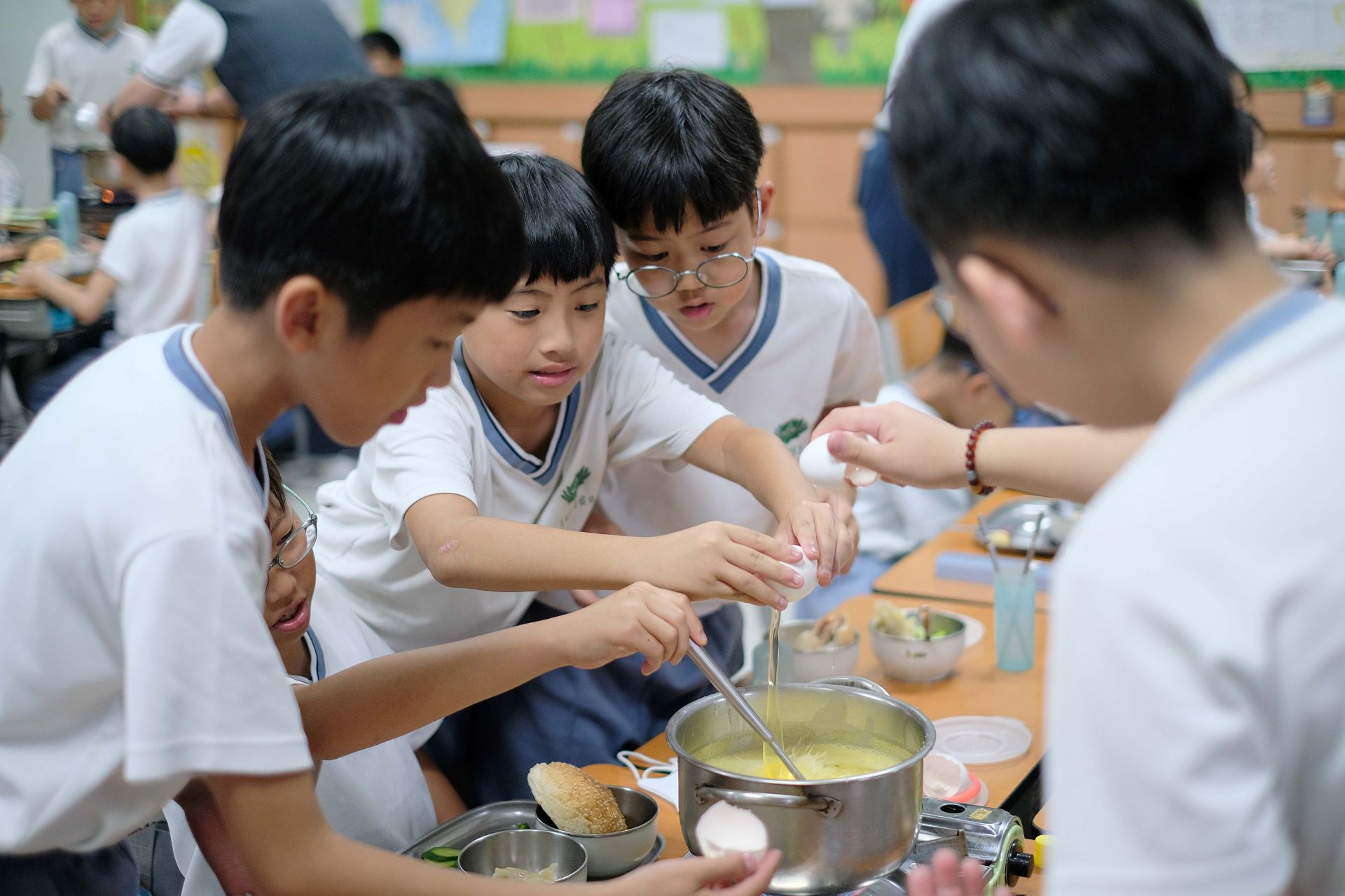 孩子們化身「小廚師」,展開分組合作煮晚餐的體驗。
