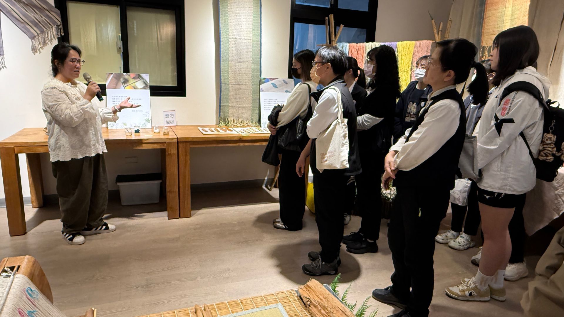從植物萃取染料,作為天然的調色盤,根據染色的溫度、時間不同,產生獨一無二的作品
