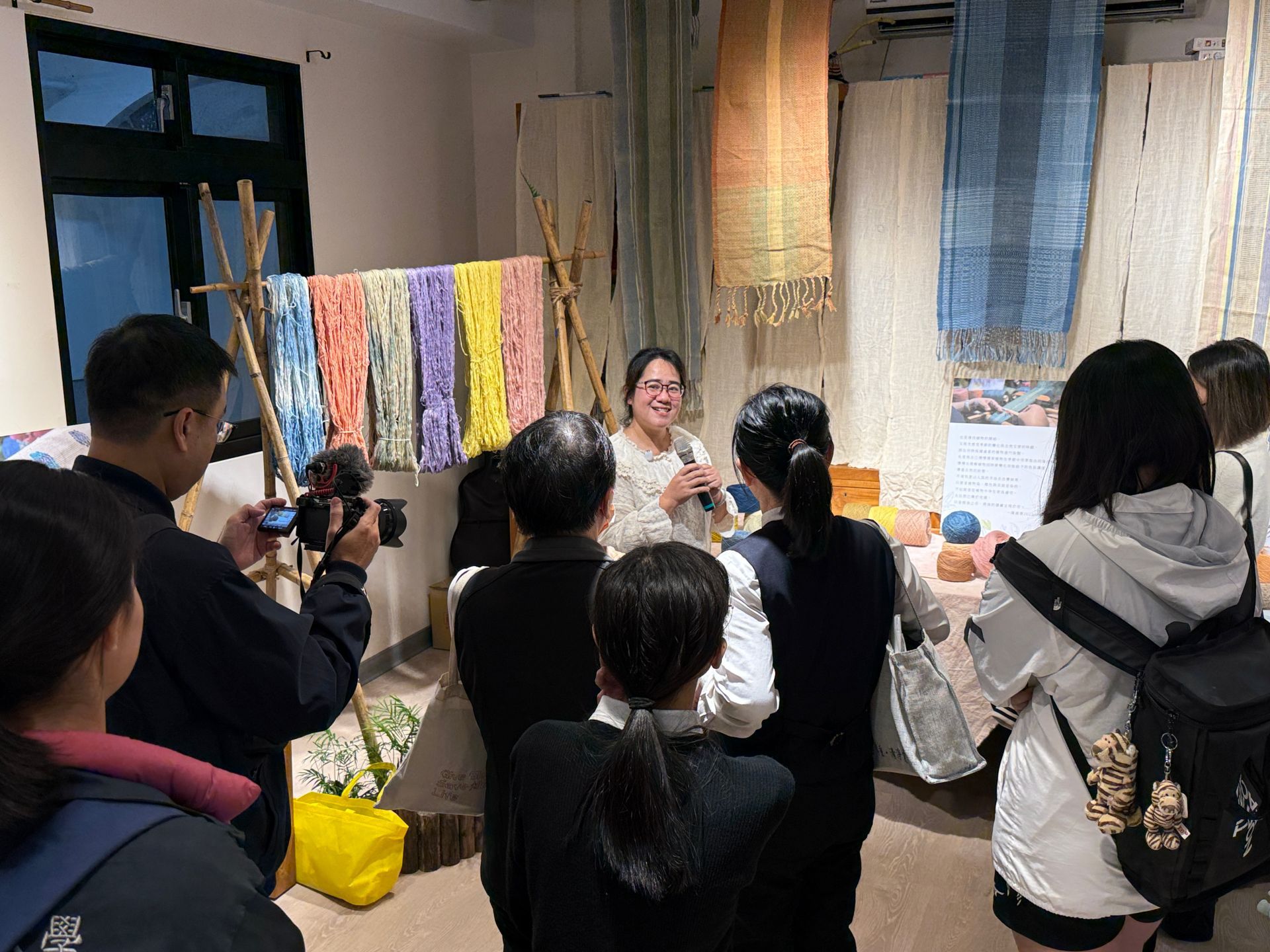 周末開設染色、編織技術工作坊,讓師生親手體驗染織過程,在五月五日辦理作品聯展。